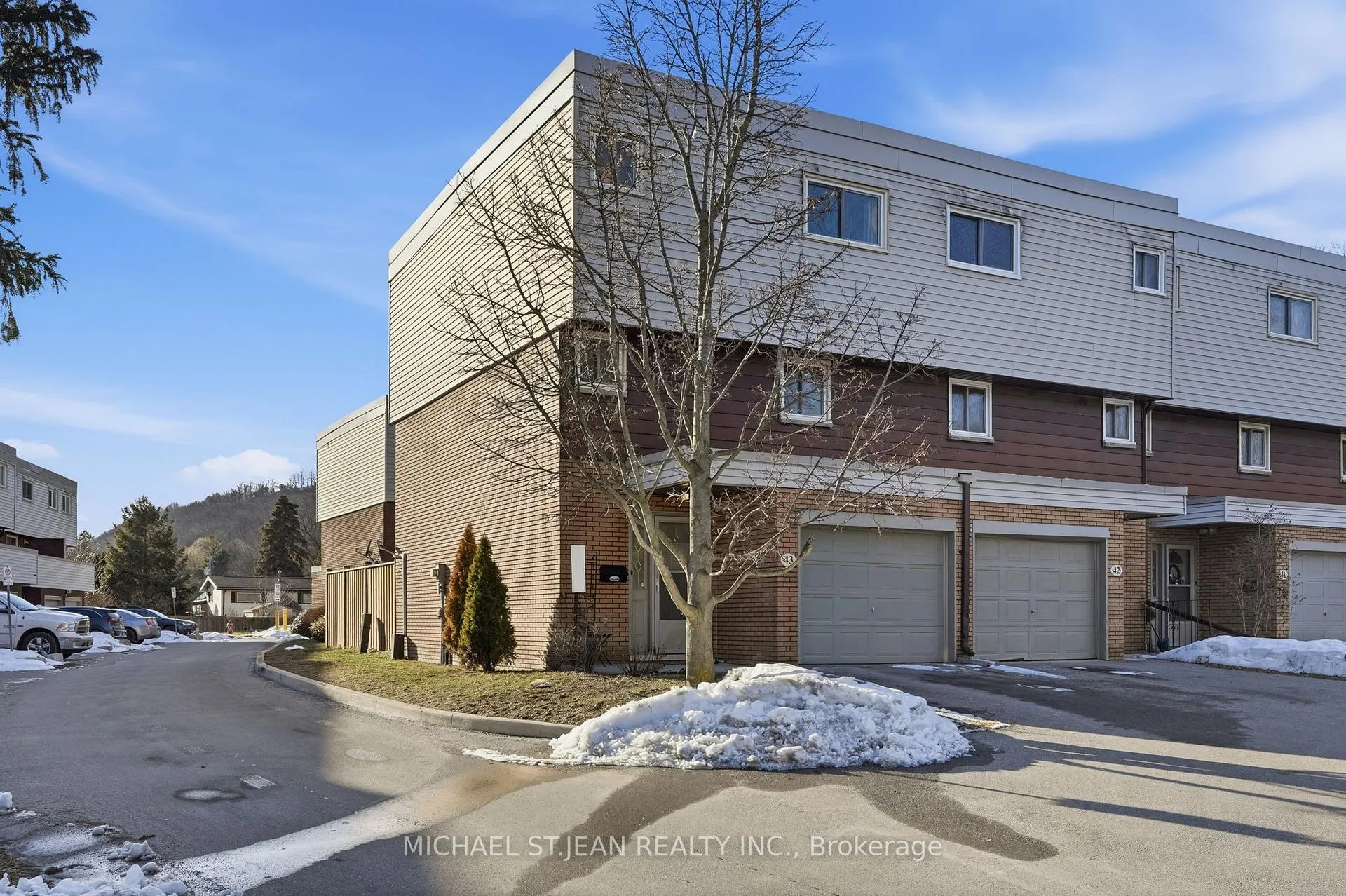 Photo 2 of Unit 43, 23 Watsons Lane, Hamilton, Dundas — HOMEH