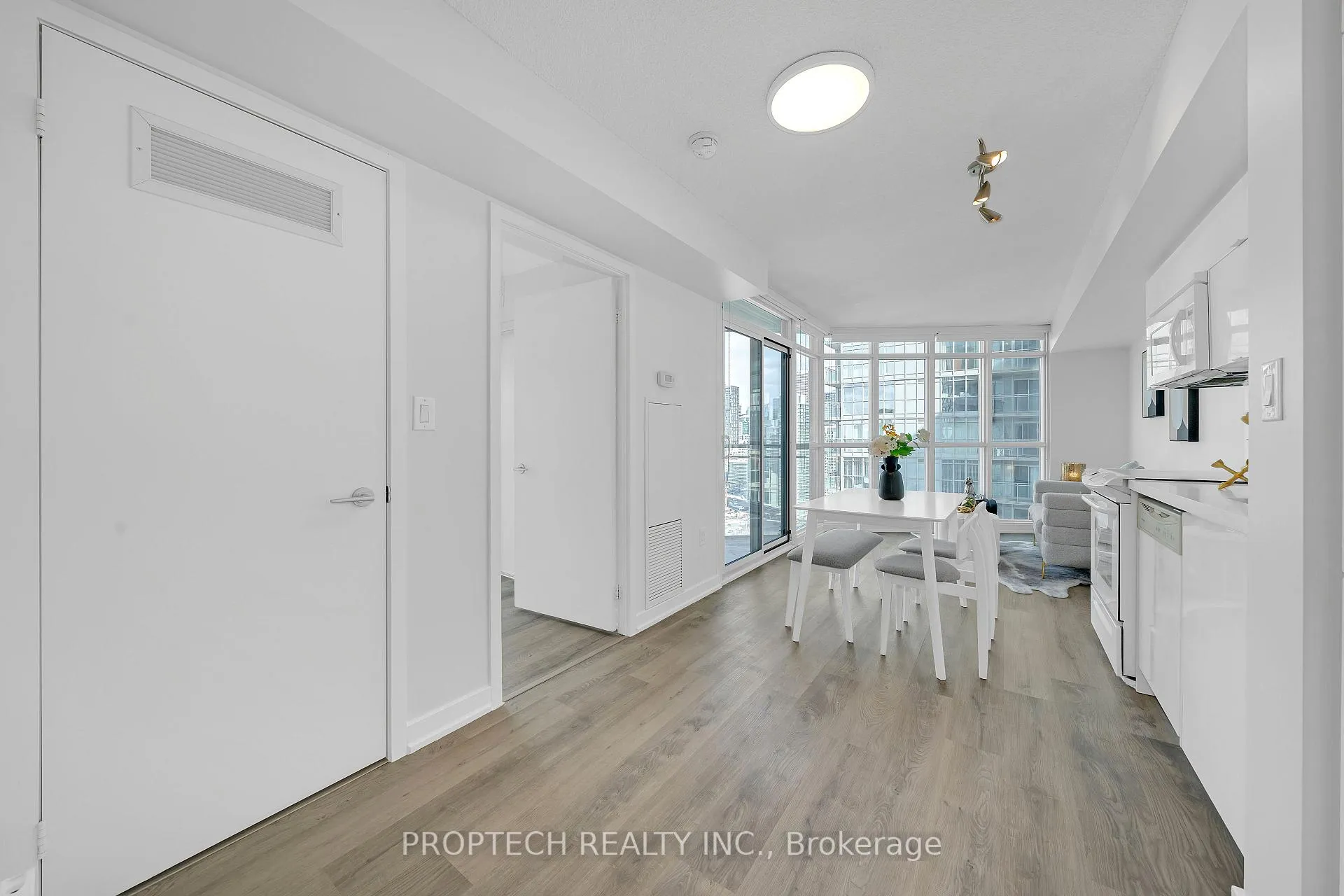 Photo 3 of Unit 2902, 21 Iceboat Terrace, Toronto, Waterfront Communities — HOMEH