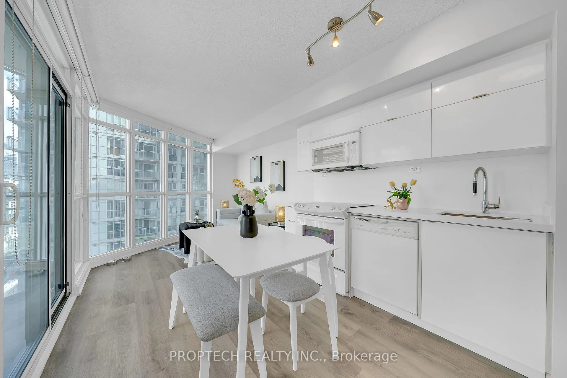 Photo 5 of Unit 2902, 21 Iceboat Terrace, Toronto, Waterfront Communities — HOMEH