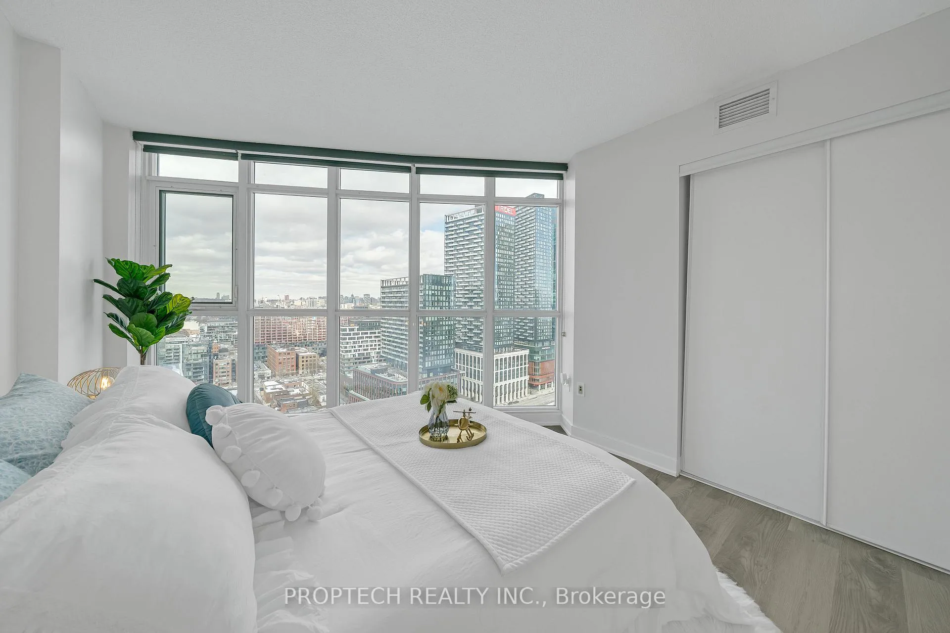 Photo 9 of Unit 2902, 21 Iceboat Terrace, Toronto, Waterfront Communities — HOMEH
