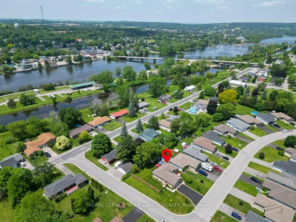Photo 3 of 2 Stonegate Crescent, Quinte West, Frankford Ward — HOMEH