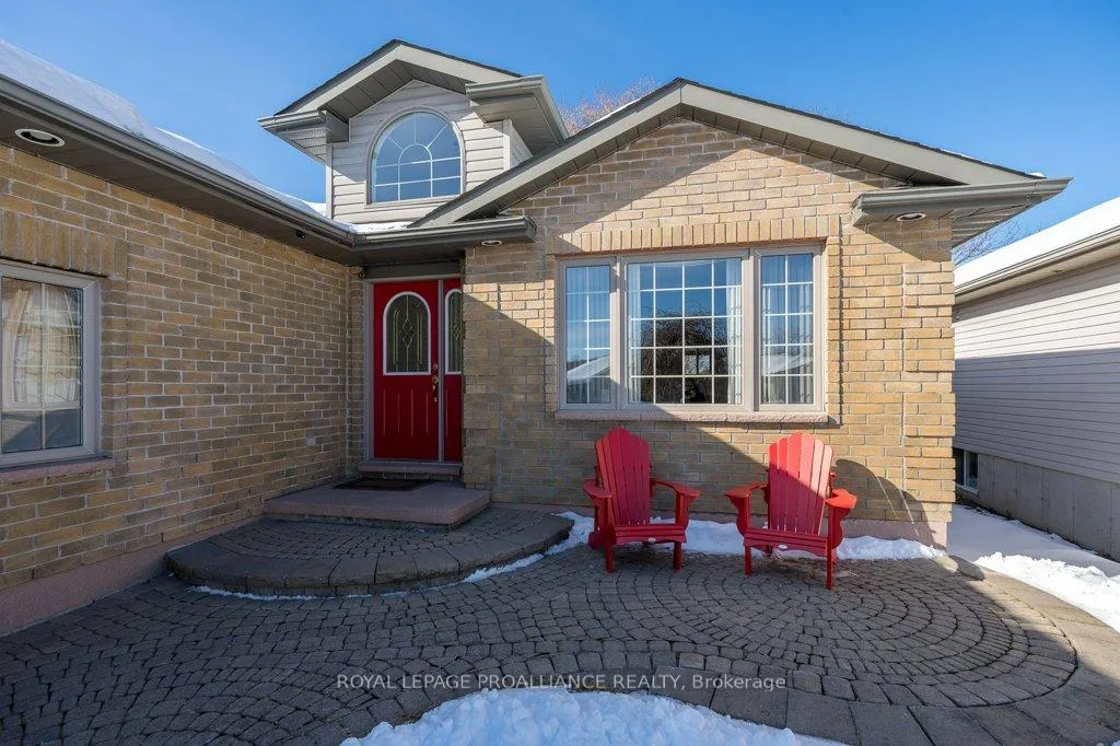 Photo 4 of 2 Stonegate Crescent, Quinte West, Frankford Ward — HOMEH