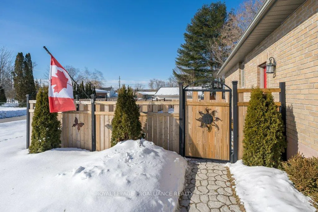 Photo 5 of 2 Stonegate Crescent, Quinte West, Frankford Ward — HOMEH
