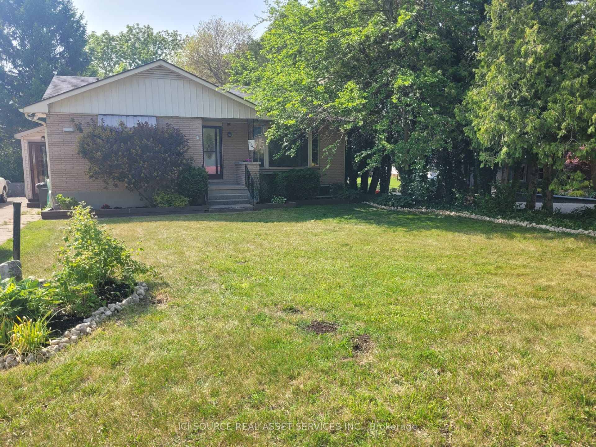 Front of 1040 Huron Terrace