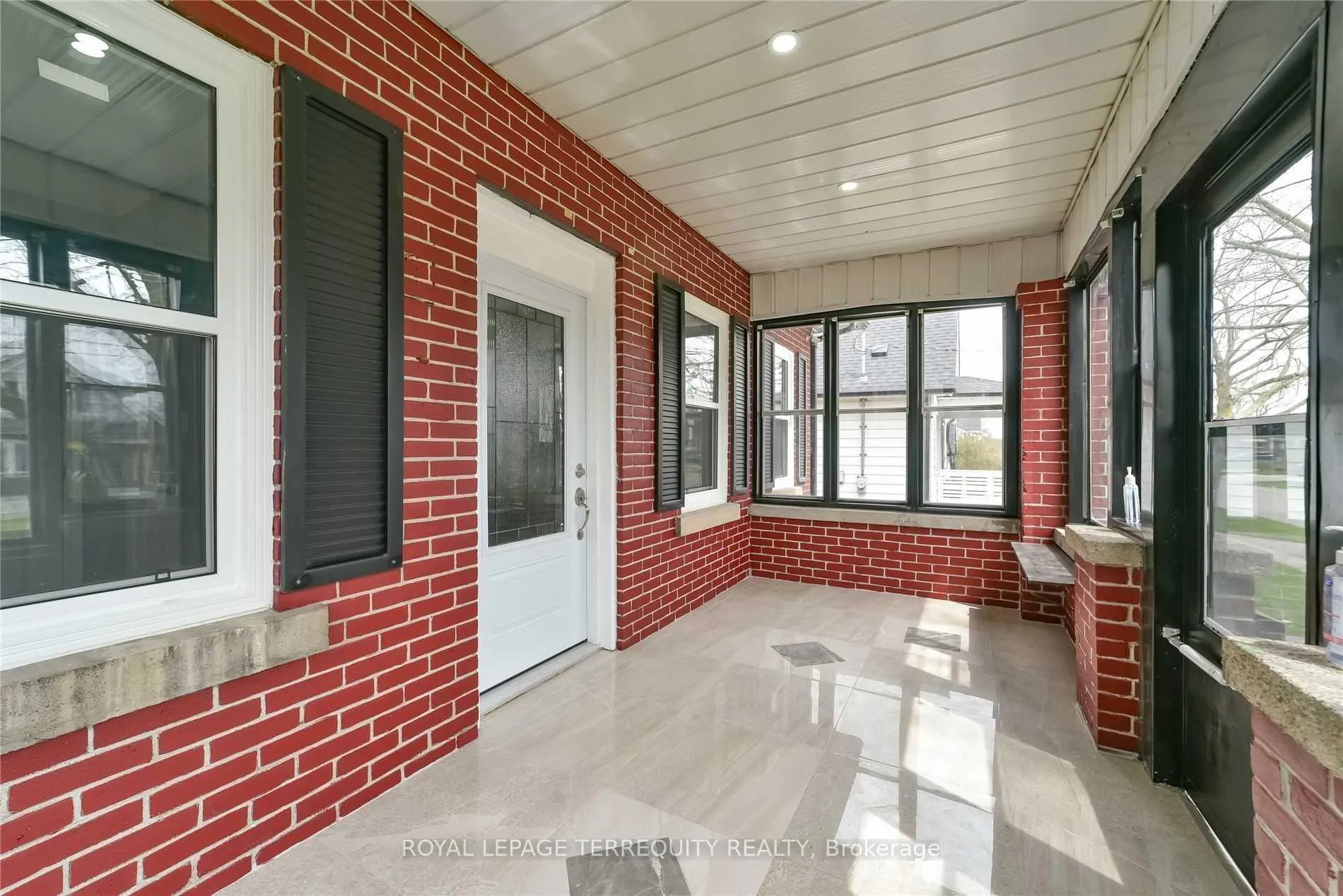 Photo 5 of Unit Main Floor, 290 Gliddon Avenue, Oshawa, Central — HOMEH