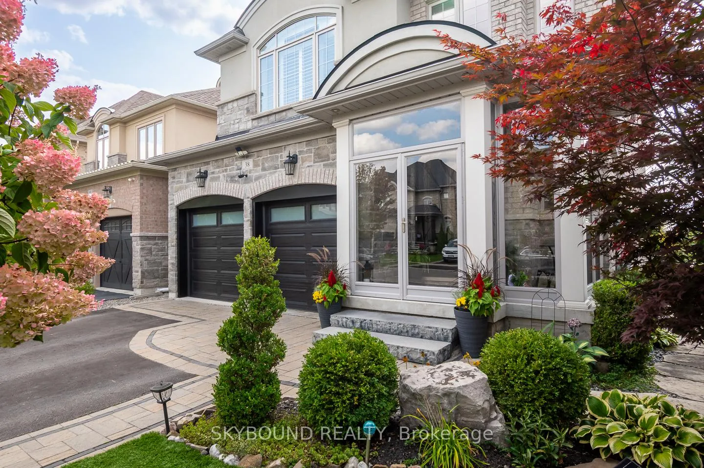 Photo 2 of 38 Silver Pond Drive, Halton Hills, Georgetown — HOMEH