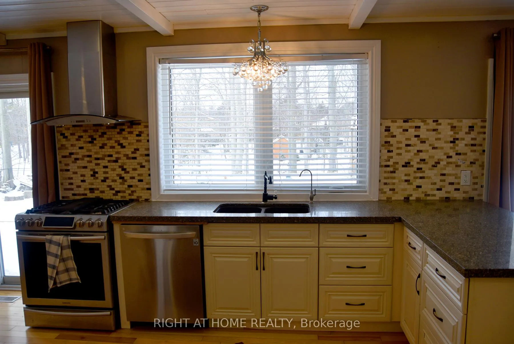Photo 10 of 994 Haist Street, Pelham, Fonthill — HOMEH