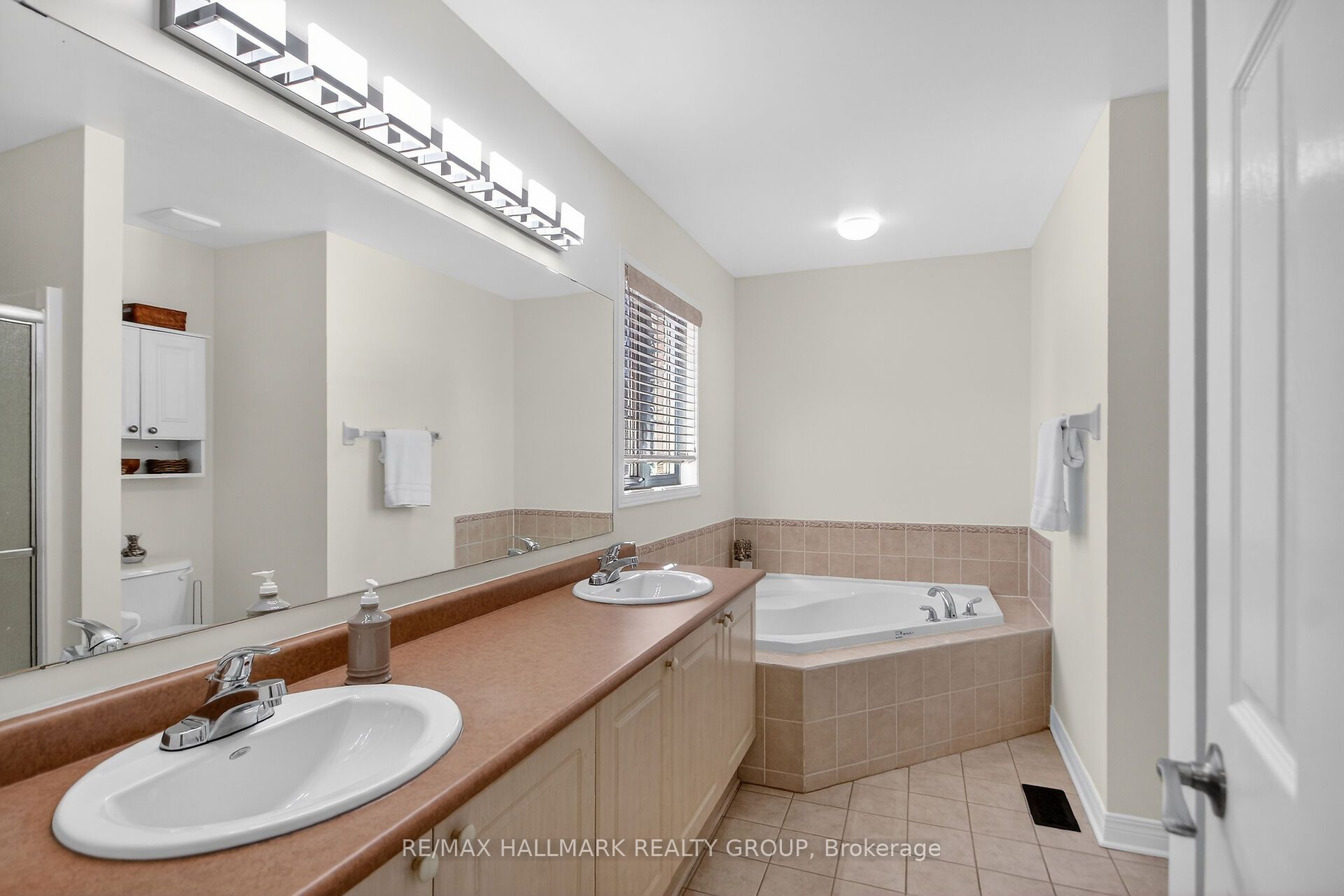 Photo 22 of 1 Catterick Crescent, Ottawa, Kanata - Morgan's Grant/South March — HOMEH