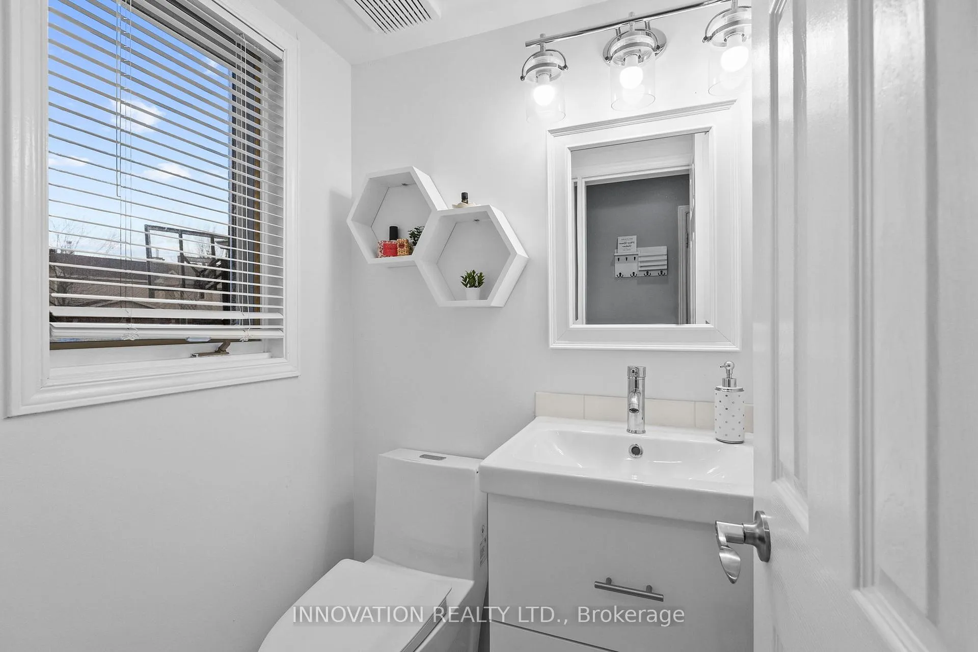 Photo 3 of 20 Banchory Crescent, Ottawa, Kanata - Morgan's Grant/South March — HOMEH