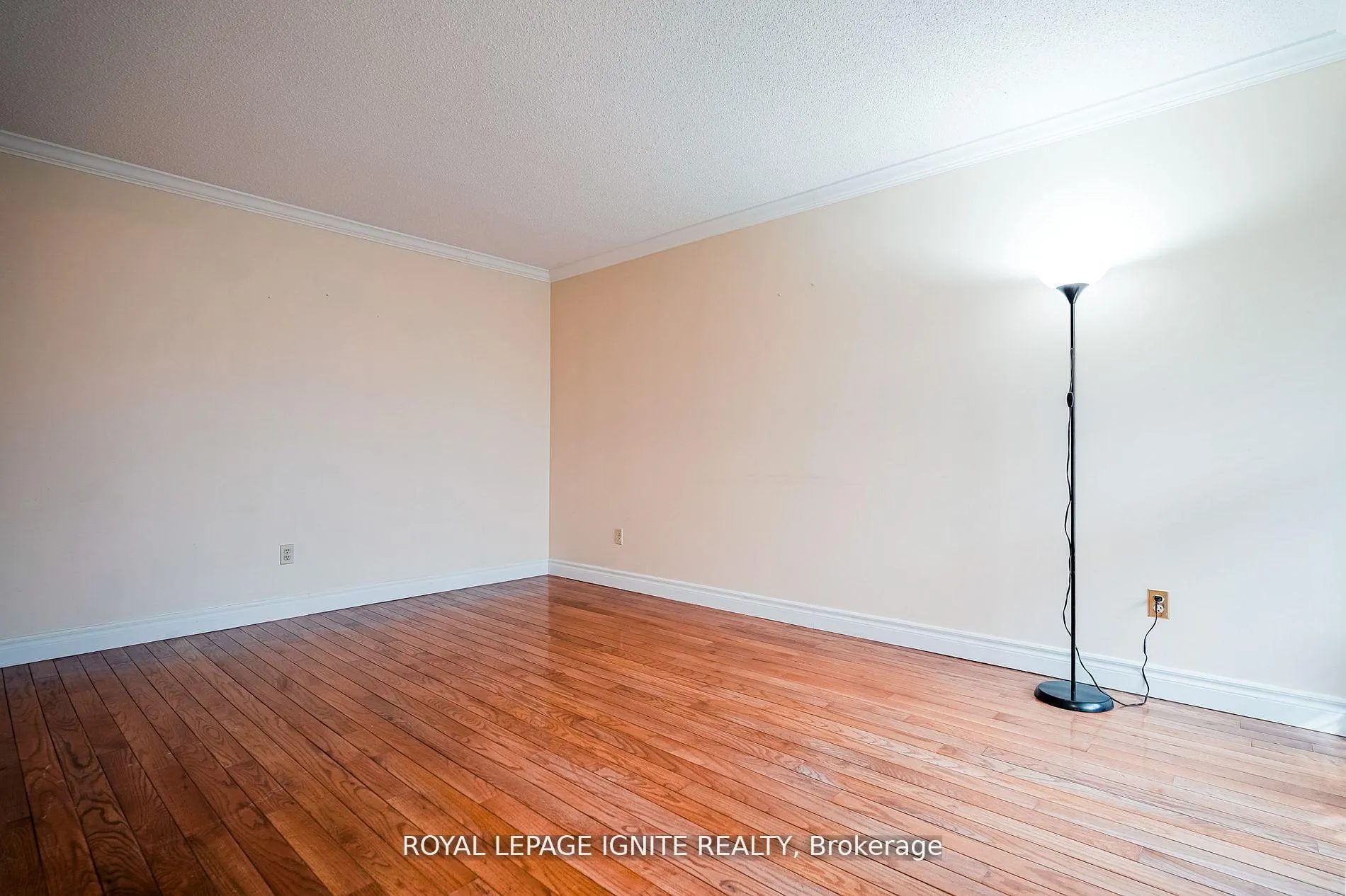 Photo 5 of 265 Wright Crescent, Ajax, Central — HOMEH