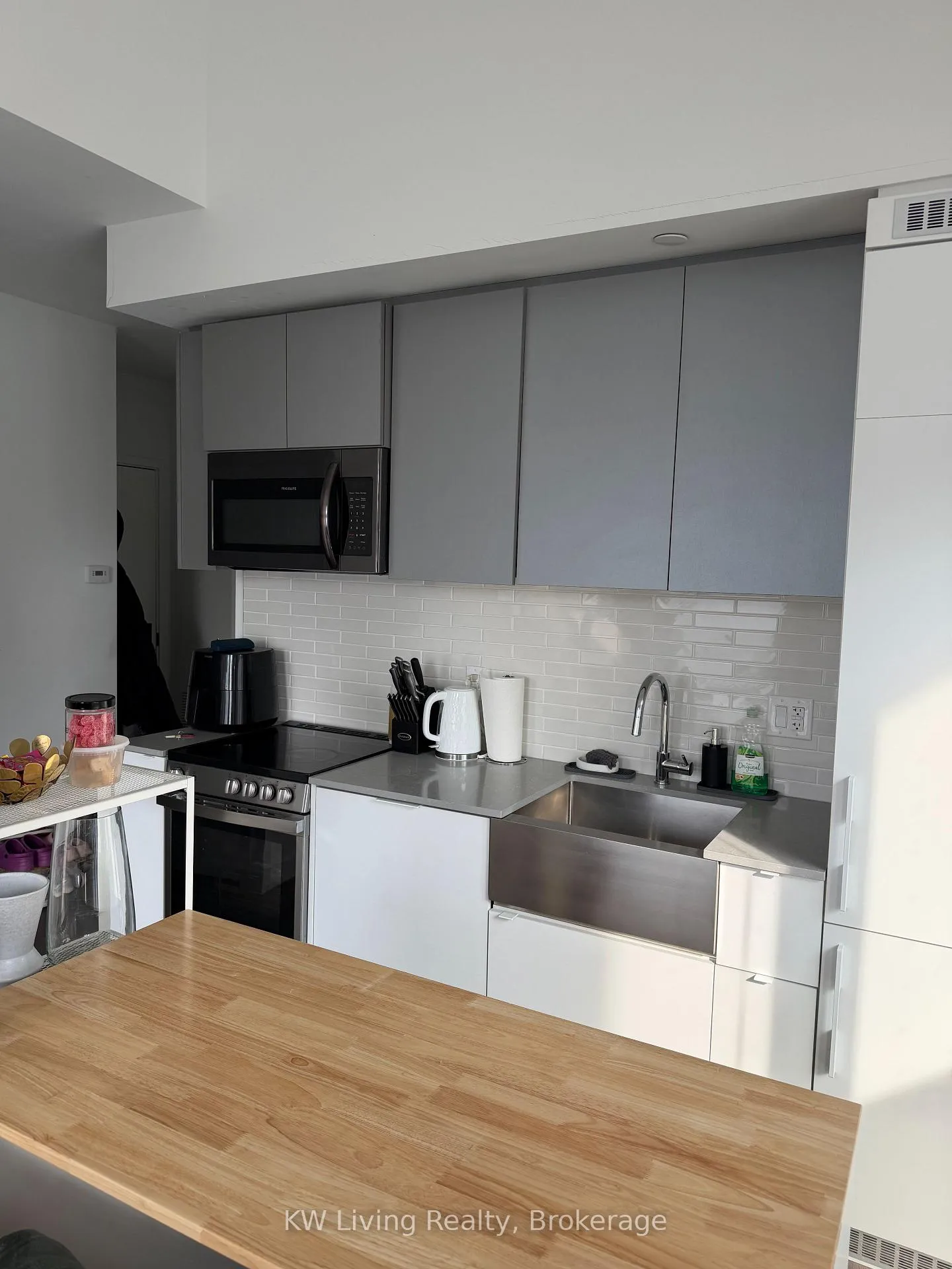 Photo 2 of Unit 211, 270 Dufferin Street, Toronto, South Parkdale — HOMEH