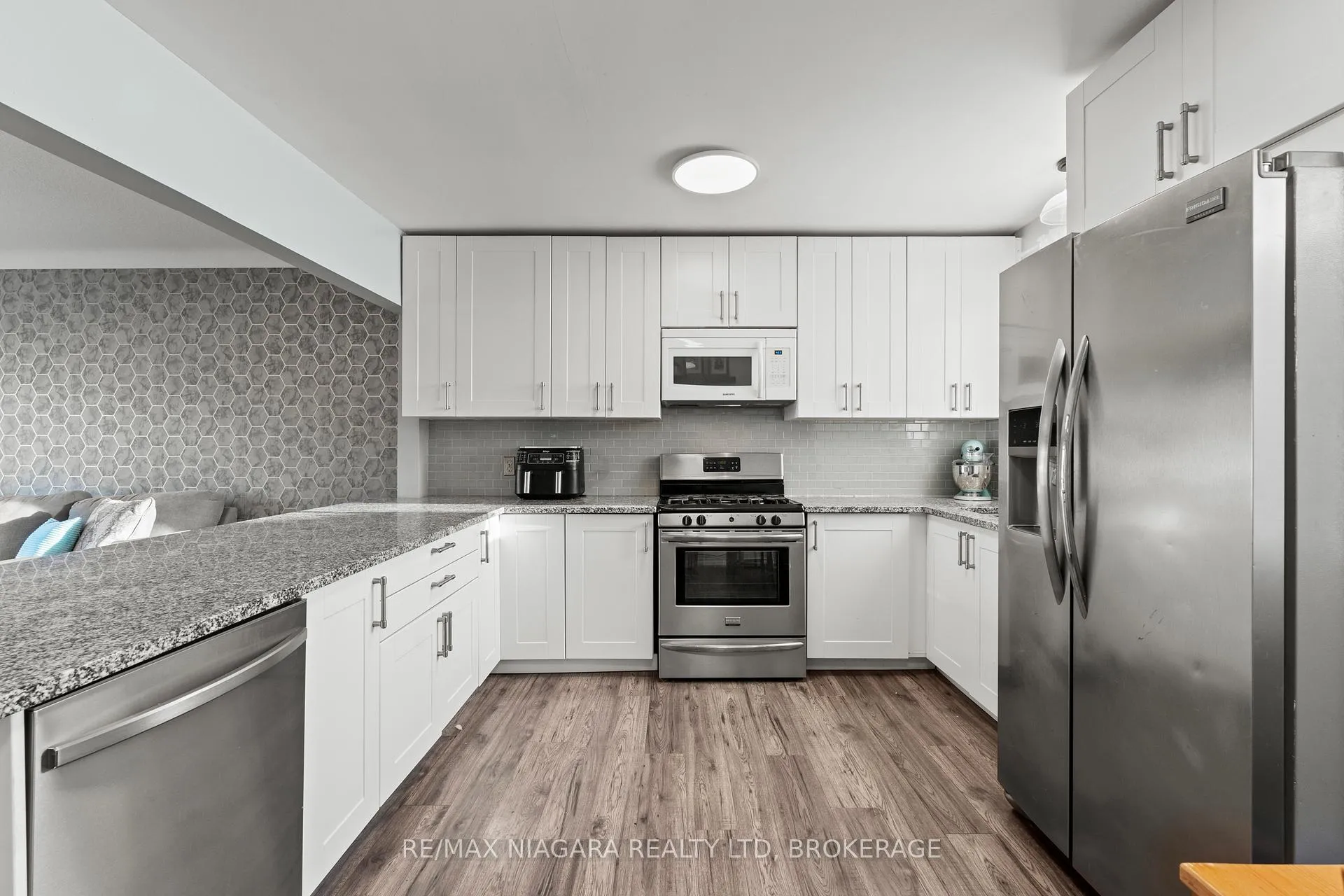 Photo 4 of 2 Highcourt Crescent, St. Catharines, Vine/Linwell — HOMEH