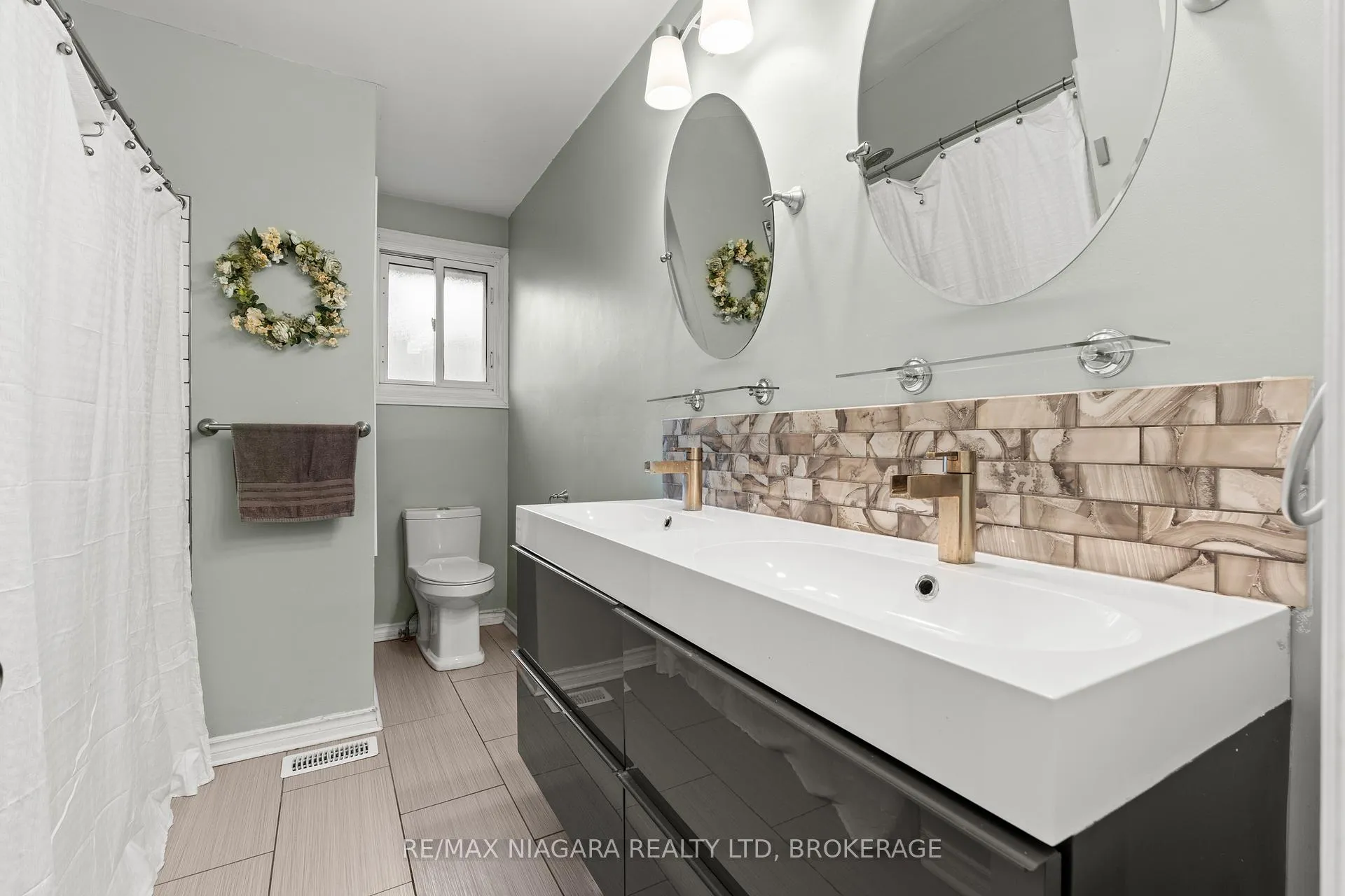 Photo 12 of 2 Highcourt Crescent, St. Catharines, Vine/Linwell — HOMEH