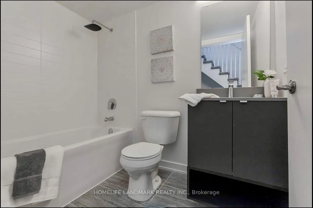Photo 2 of Unit 4, 1121 Cooke Boulevard E, Burlington, LaSalle — HOMEH
