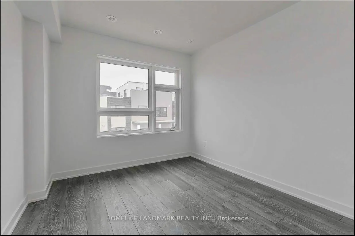 Photo 3 of Unit 4, 1121 Cooke Boulevard E, Burlington, LaSalle — HOMEH