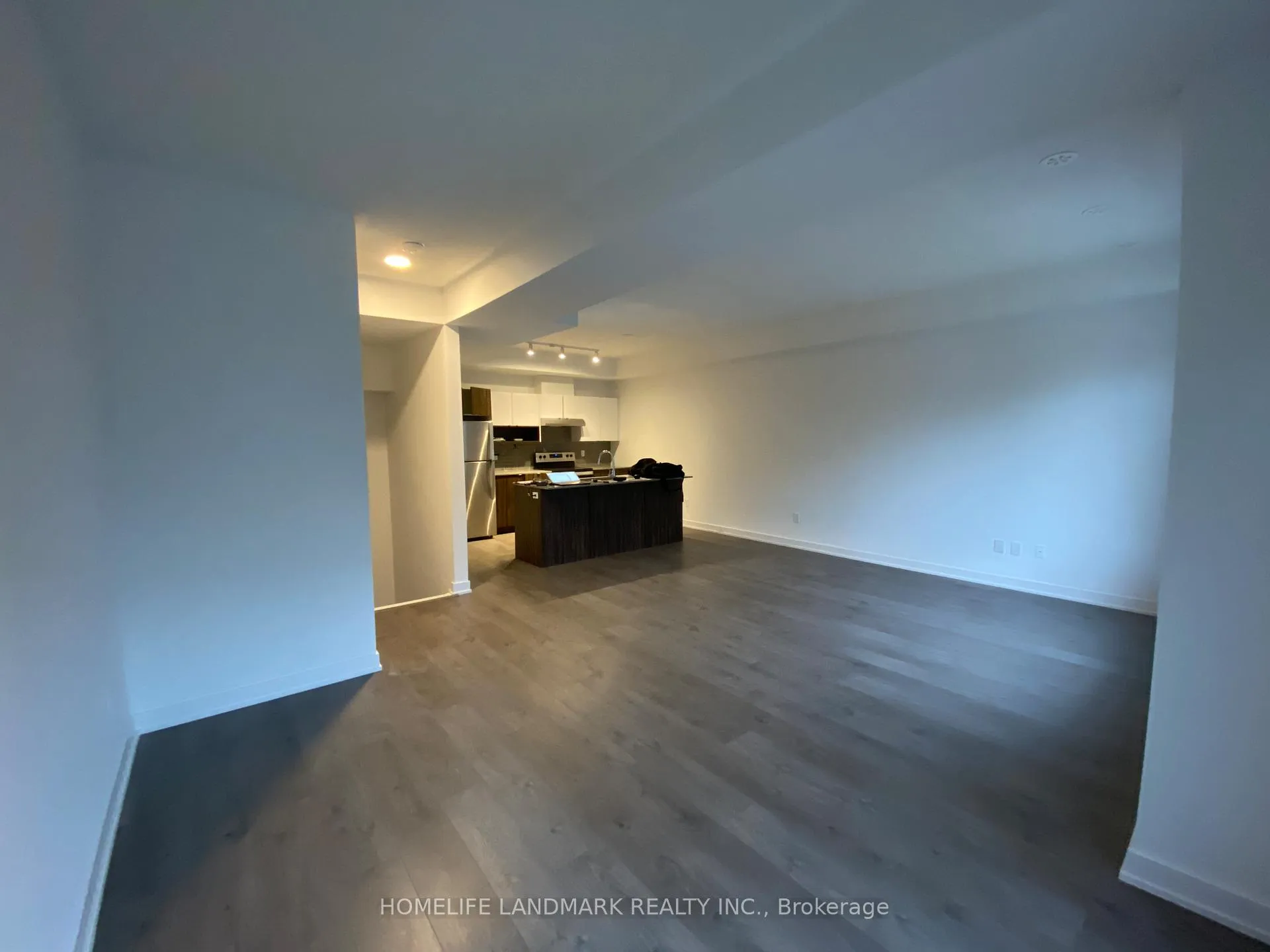Photo 5 of Unit 4, 1121 Cooke Boulevard E, Burlington, LaSalle — HOMEH