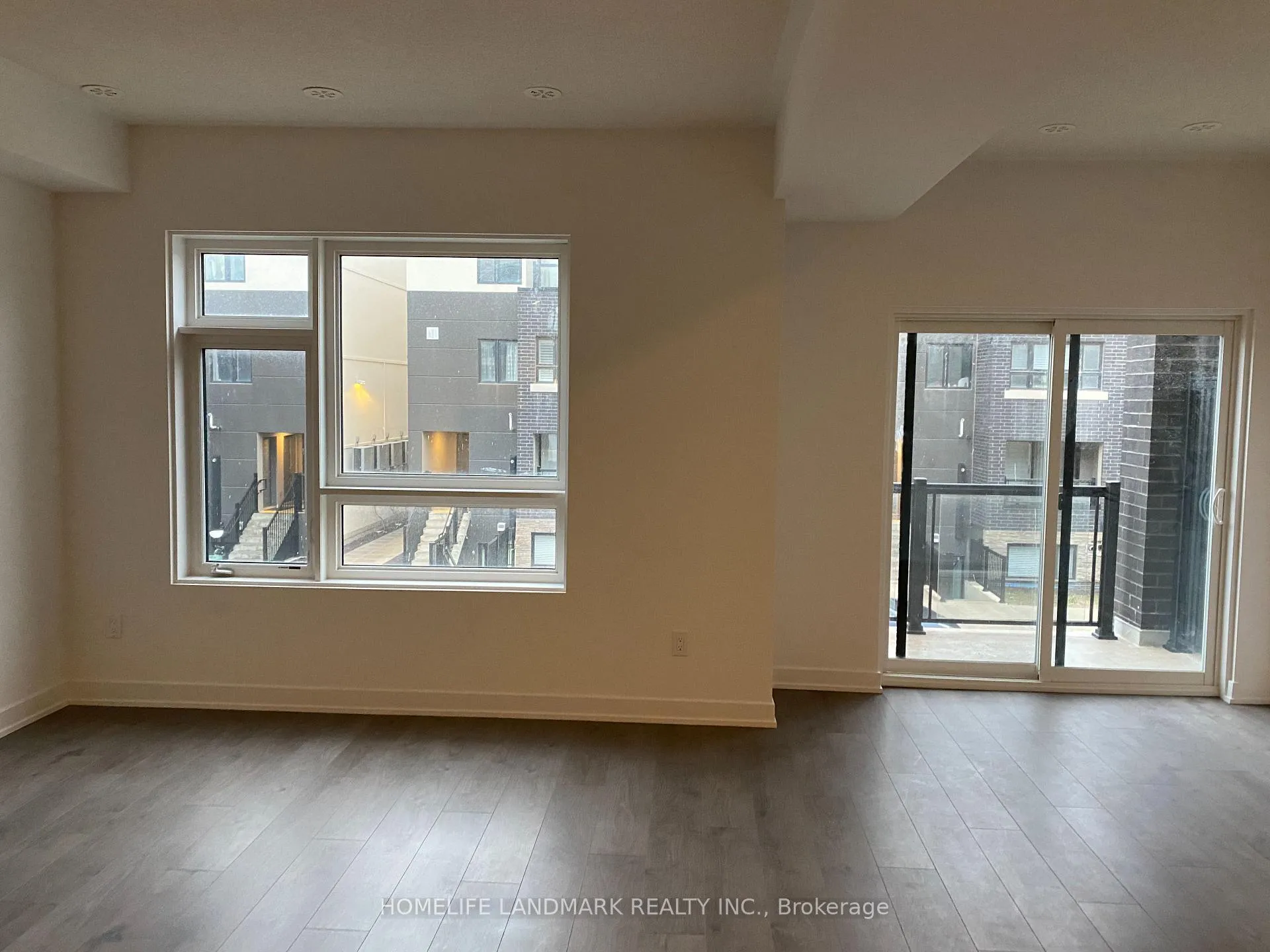 Photo 6 of Unit 4, 1121 Cooke Boulevard E, Burlington, LaSalle — HOMEH