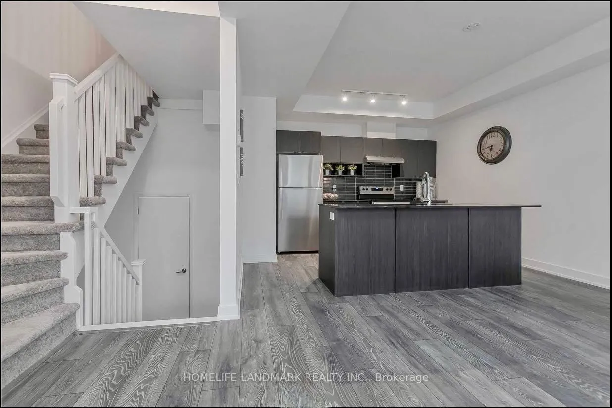 Photo 8 of Unit 4, 1121 Cooke Boulevard E, Burlington, LaSalle — HOMEH