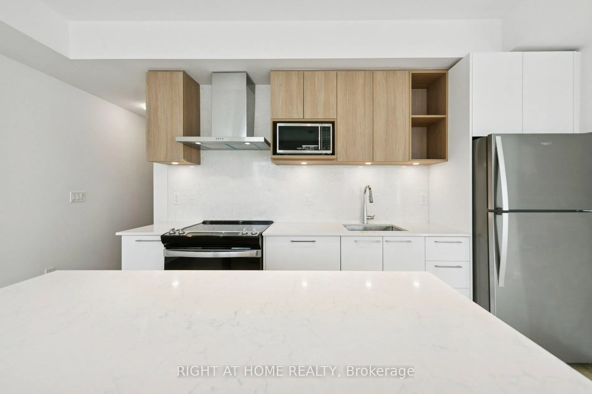 Photo 3 of Unit TH30 (unit# 9), 496 Plains Road, Burlington, LaSalle — HOMEH