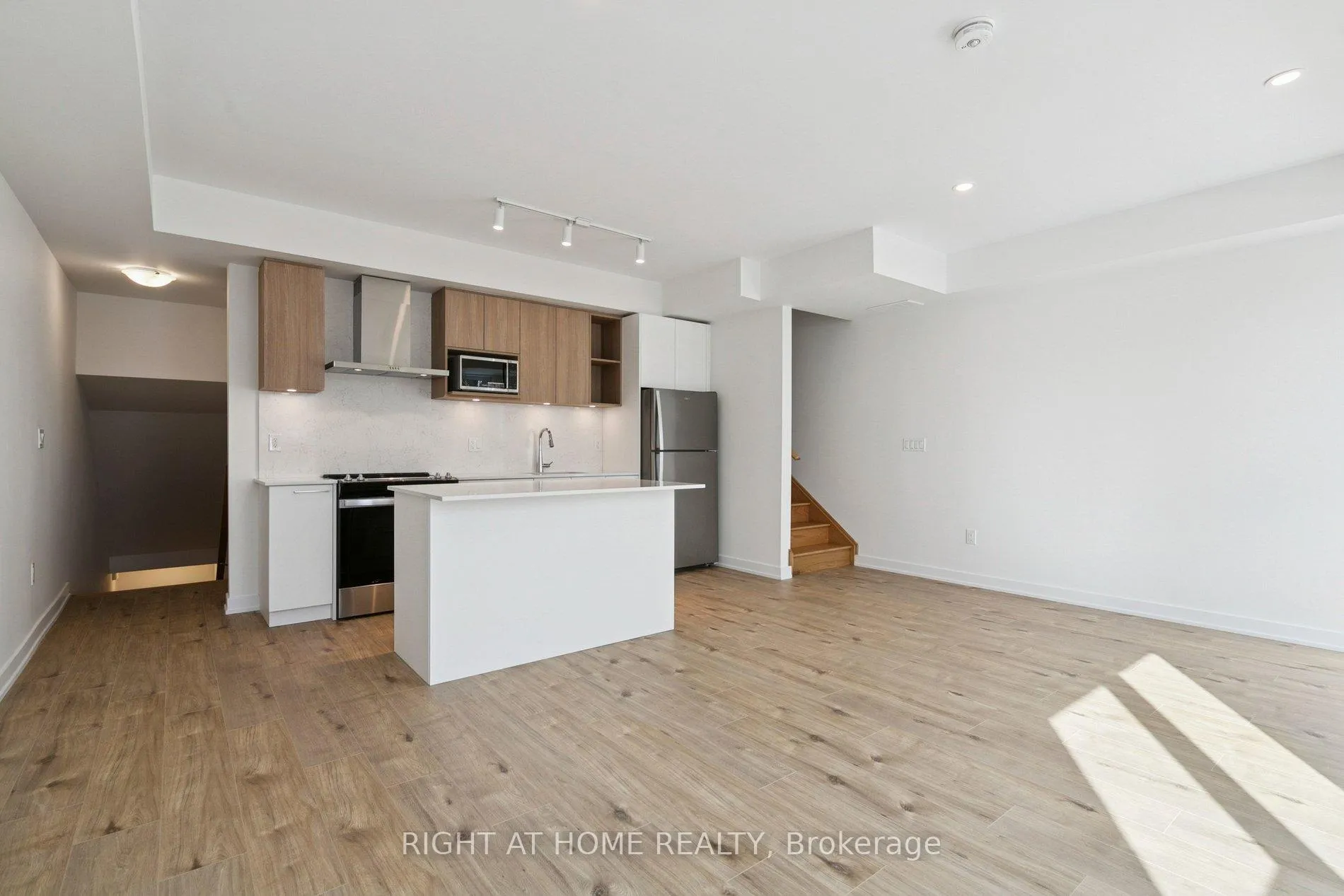 Photo 4 of Unit TH30 (unit# 9), 496 Plains Road, Burlington, LaSalle — HOMEH