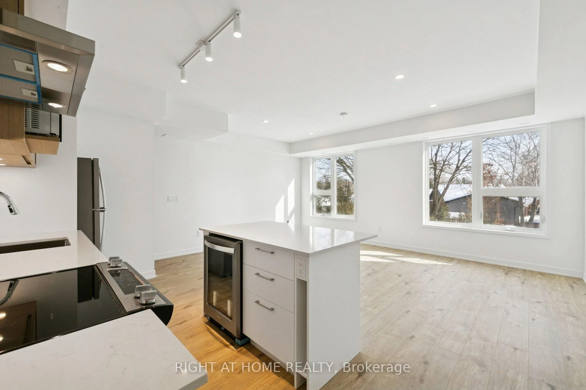 Photo 5 of Unit TH30 (unit# 9), 496 Plains Road, Burlington, LaSalle — HOMEH