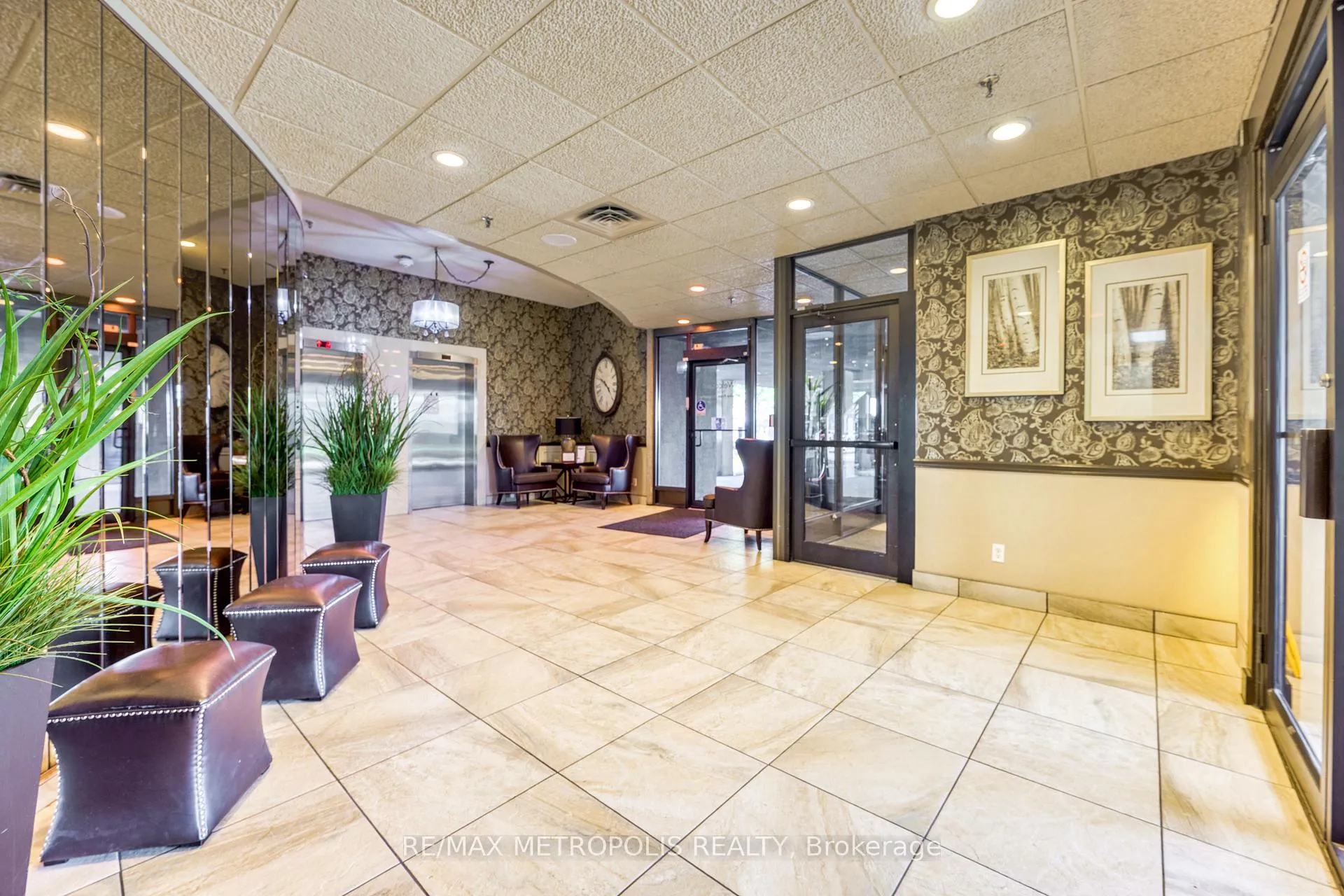 Photo 2 of Unit 1306, 155 Front Street N, Sarnia — HOMEH