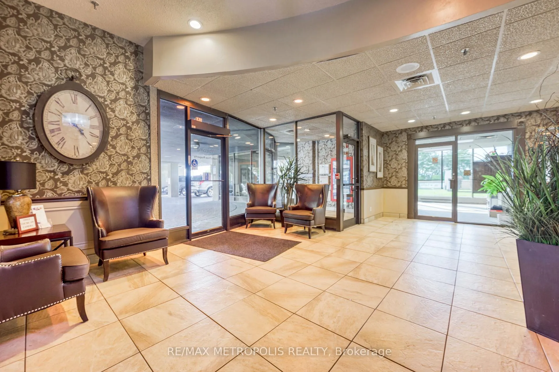 Photo 3 of Unit 1306, 155 Front Street N, Sarnia — HOMEH