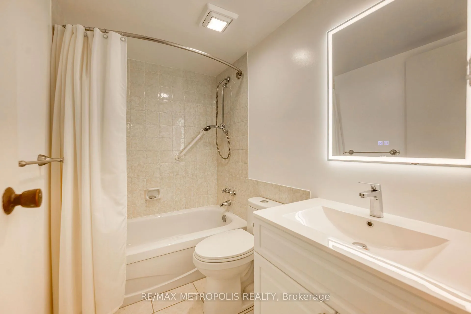 Photo 11 of Unit 1306, 155 Front Street N, Sarnia — HOMEH