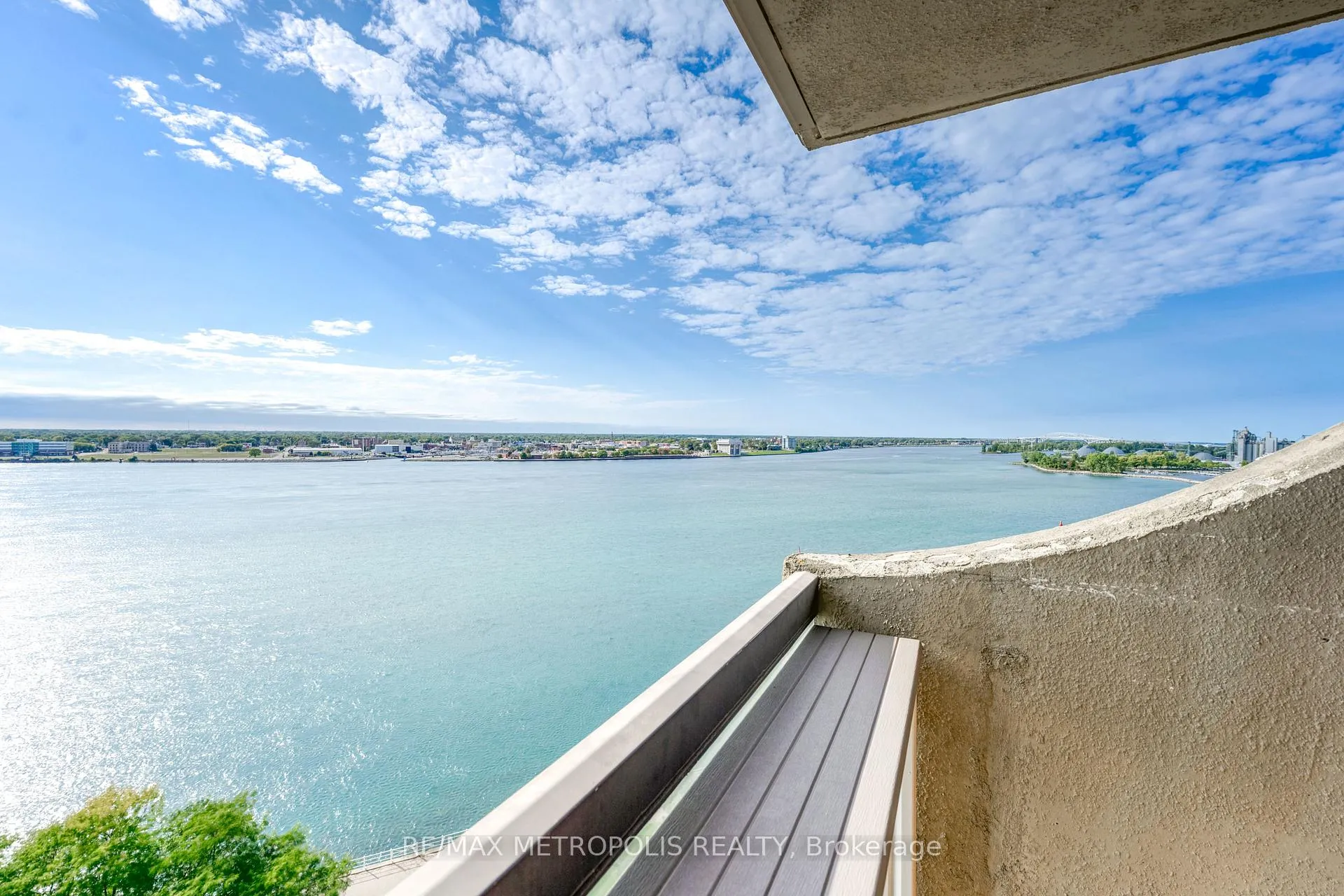 Photo 18 of Unit 1306, 155 Front Street N, Sarnia — HOMEH