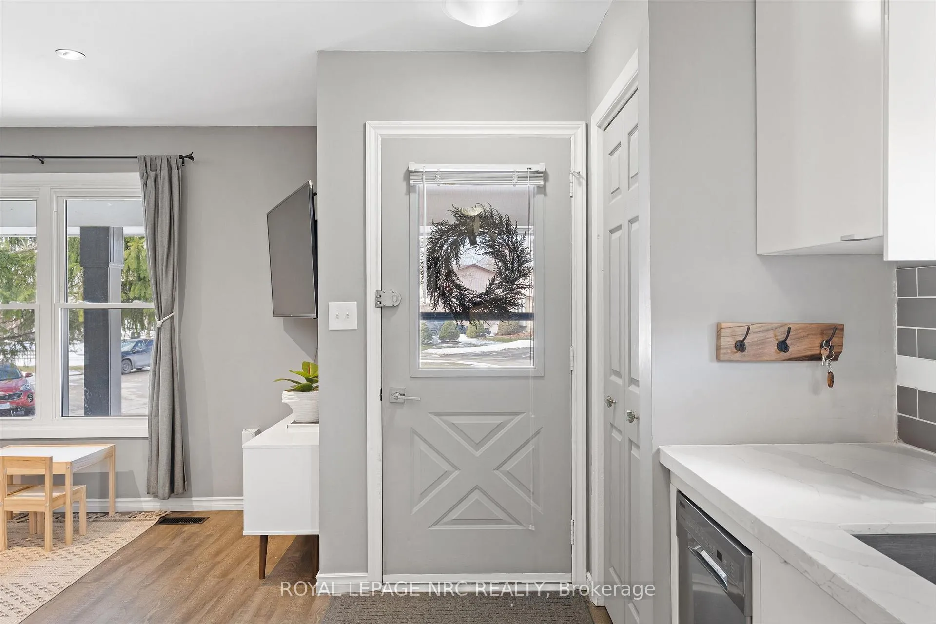 Photo 3 of 90 Oxford Street, St. Catharines, Secord Woods — HOMEH