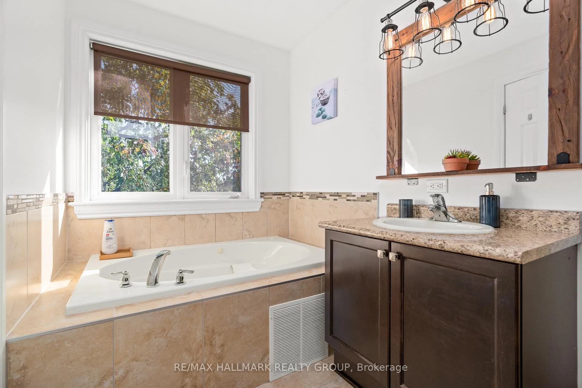 Photo 20 of 999 Pinecrest Road, Ottawa, Queensway Terrace North — HOMEH