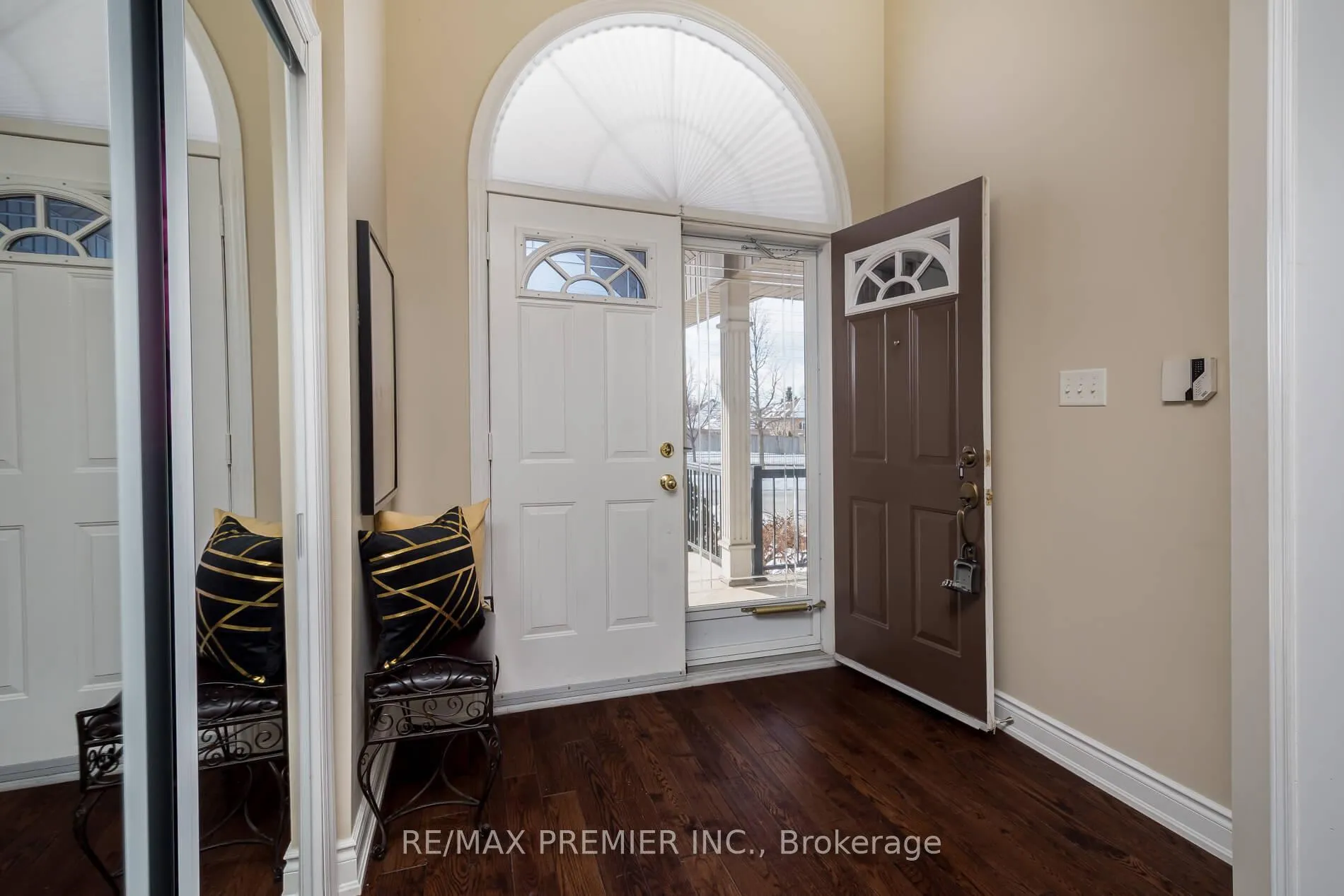 Photo 3 of 35 Cachet Hill Crescent, Vaughan, Sonoma Heights — HOMEH