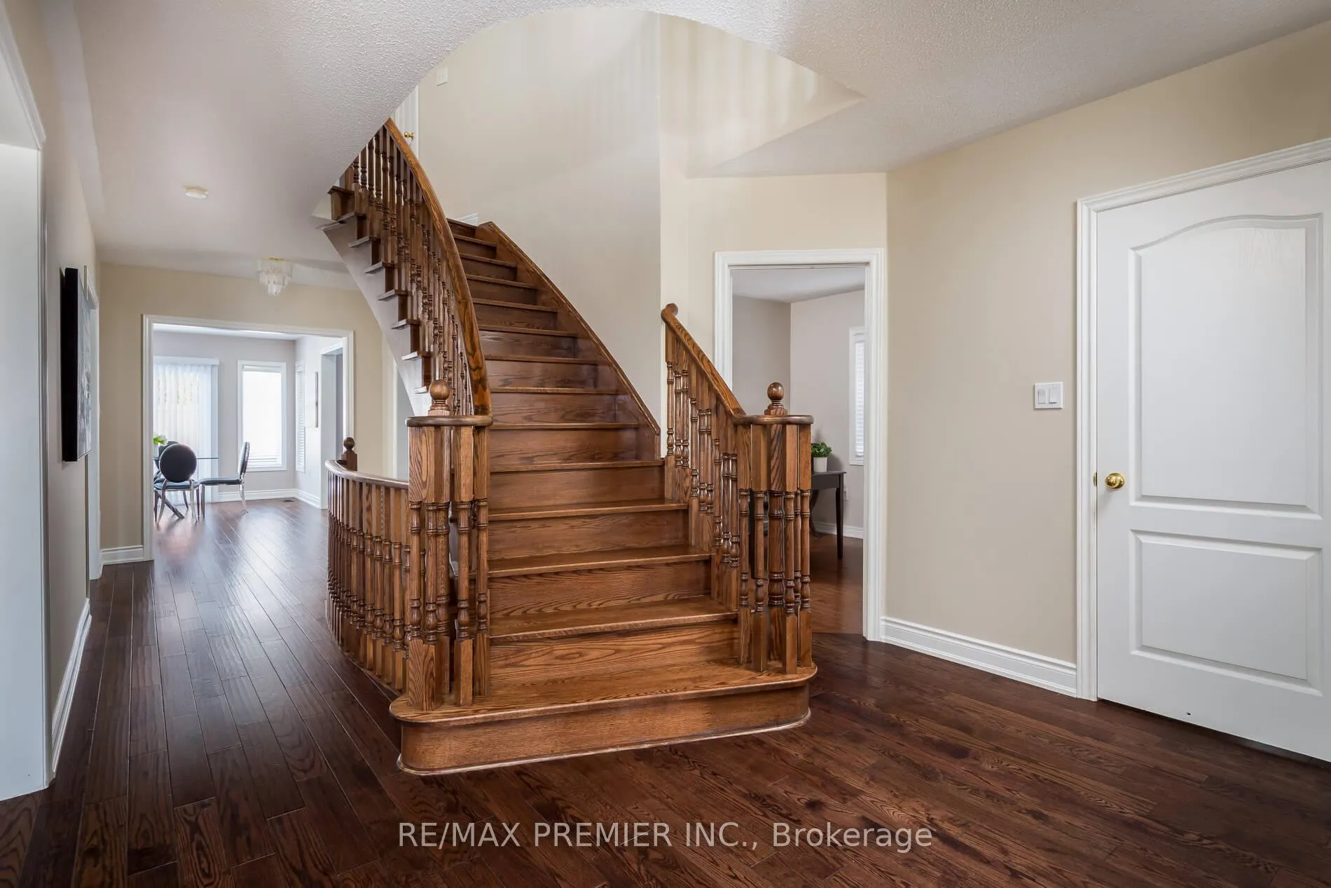 Photo 4 of 35 Cachet Hill Crescent, Vaughan, Sonoma Heights — HOMEH