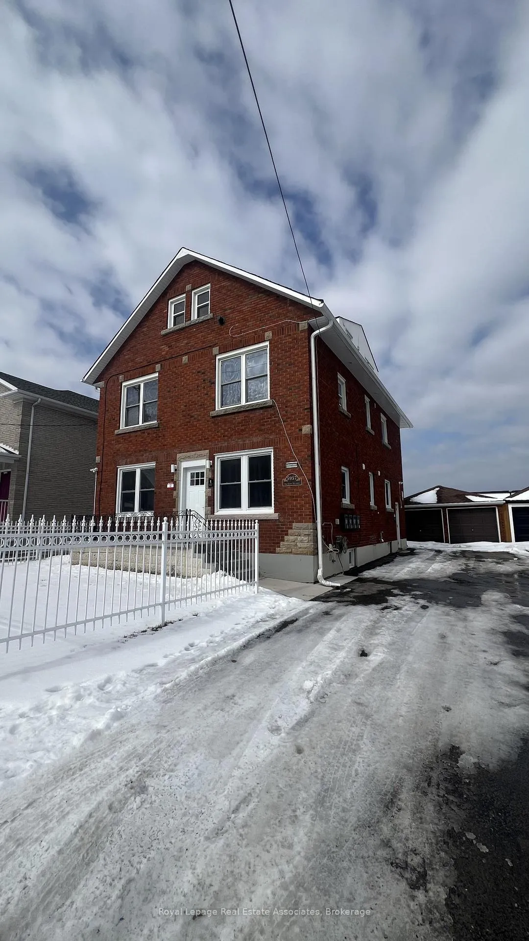 Front of Unit Unit 3, 5957 Barker Street