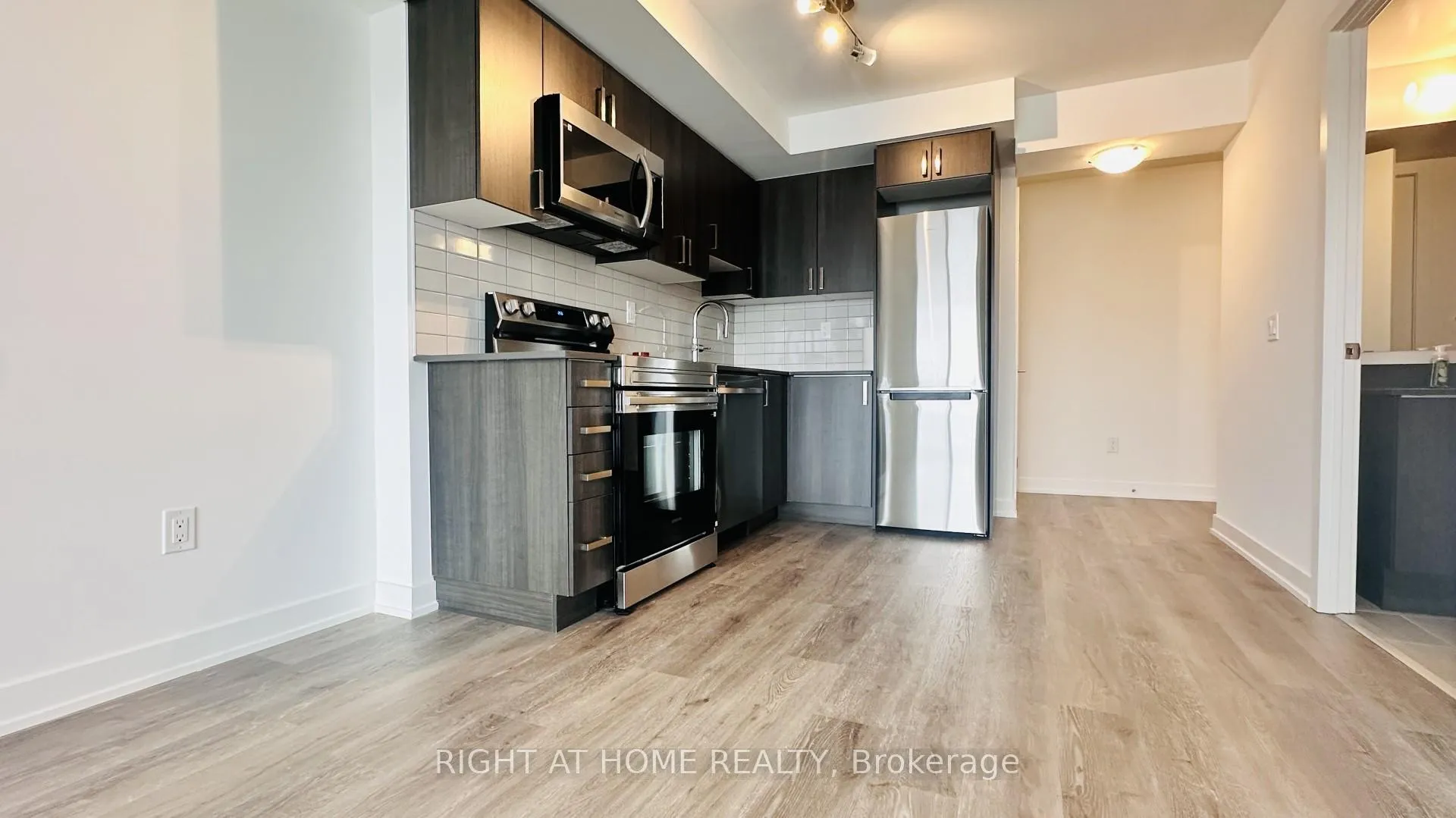 Photo 2 of Unit 1412, 1010 Sandy Beach Road, Pickering, Bay Ridges — HOMEH