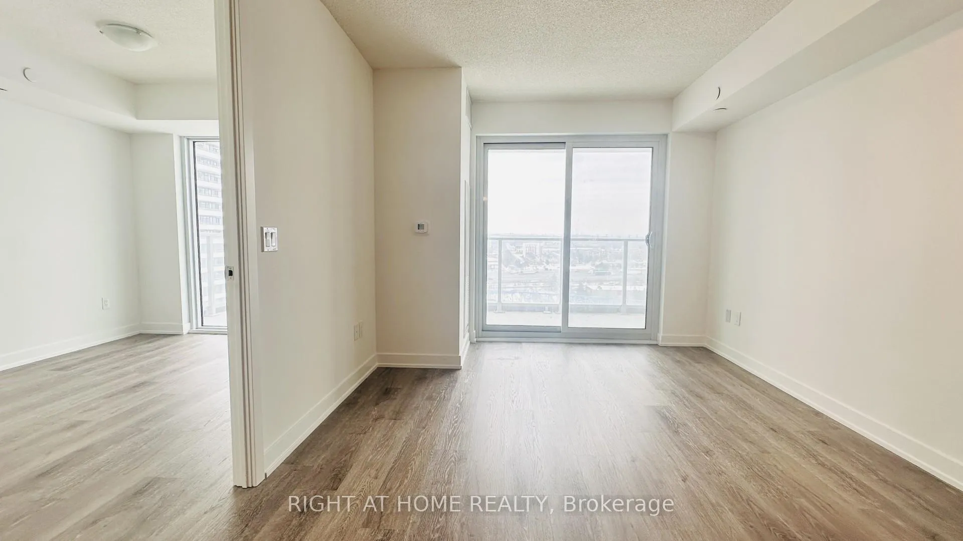 Photo 4 of Unit 1412, 1010 Sandy Beach Road, Pickering, Bay Ridges — HOMEH