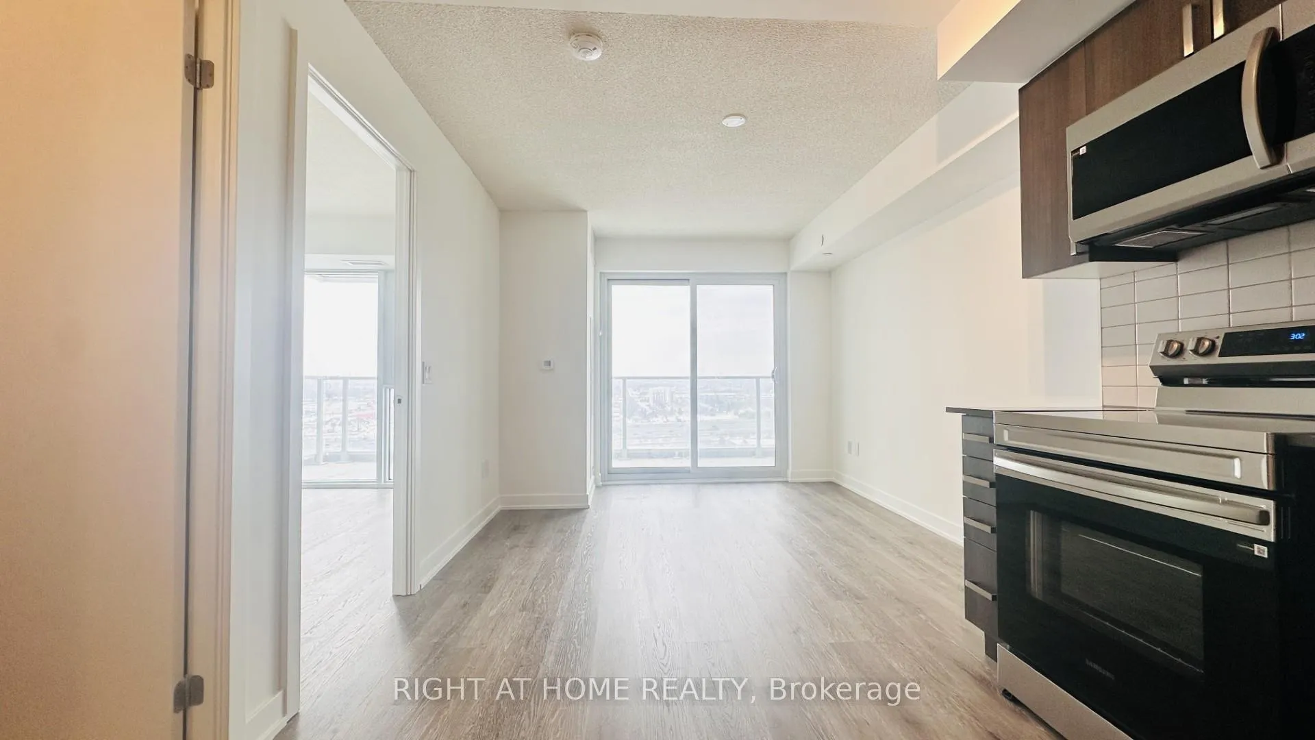 Photo 5 of Unit 1412, 1010 Sandy Beach Road, Pickering, Bay Ridges — HOMEH