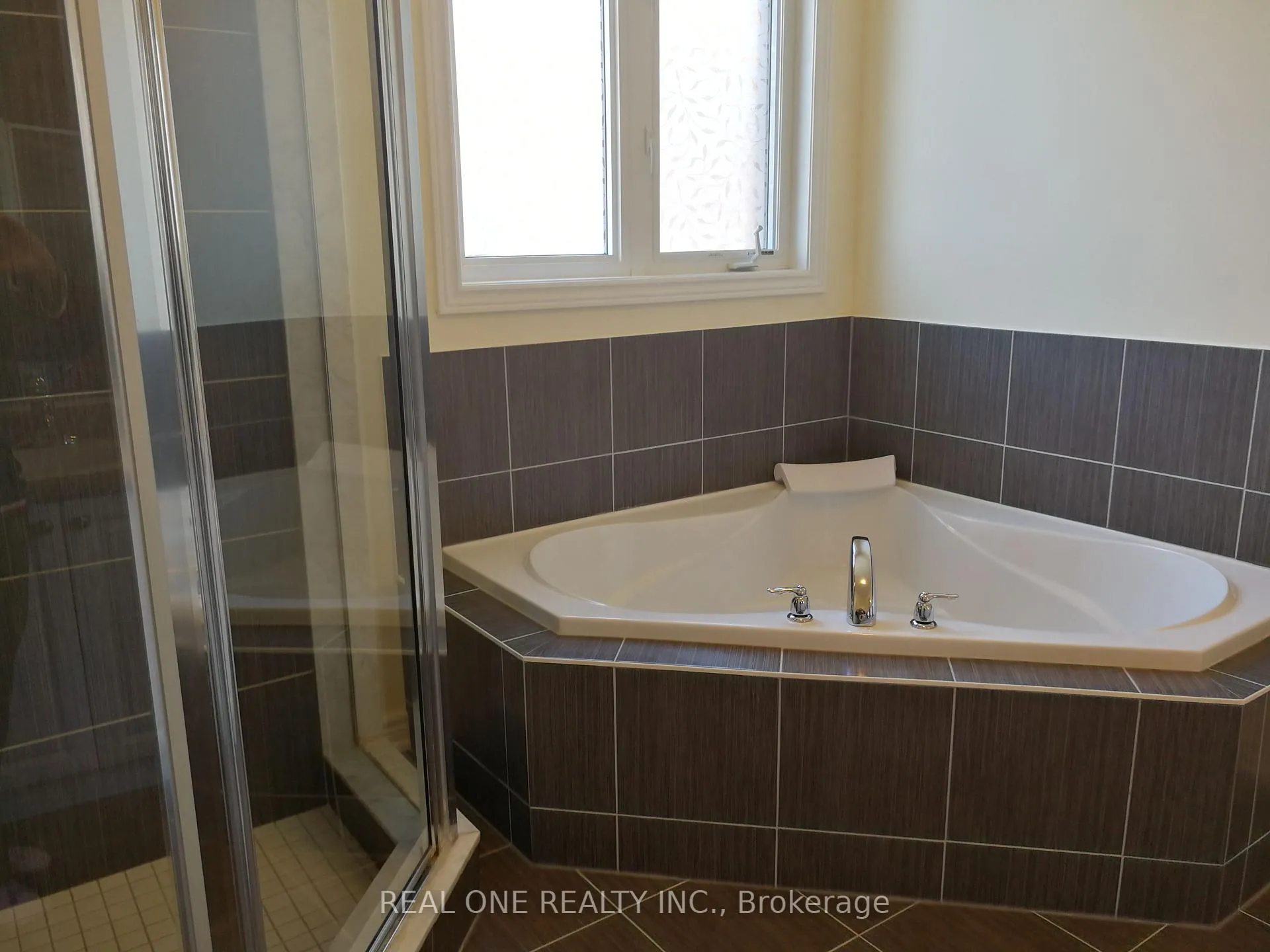 Photo 12 of 34 Christian Ritter Drive, Markham, Berczy — HOMEH