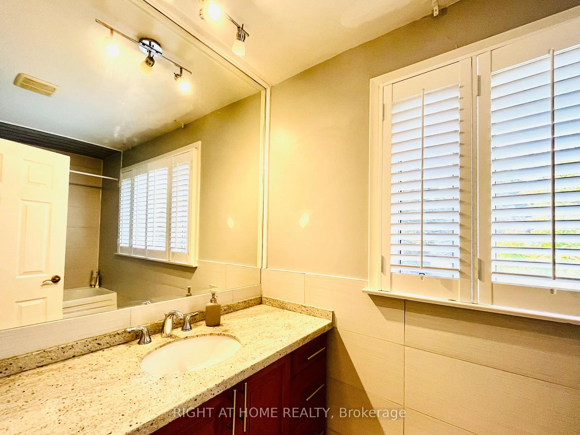 Photo 27 of 73 Laureleaf Road, Markham, Bayview Glen — HOMEH
