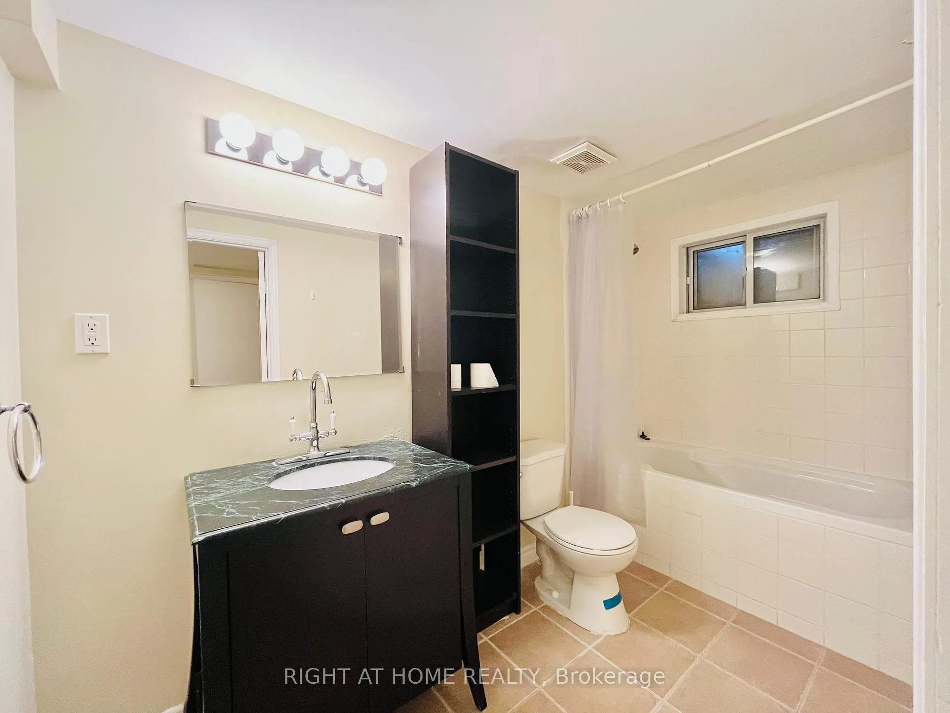 Photo 33 of 73 Laureleaf Road, Markham, Bayview Glen — HOMEH