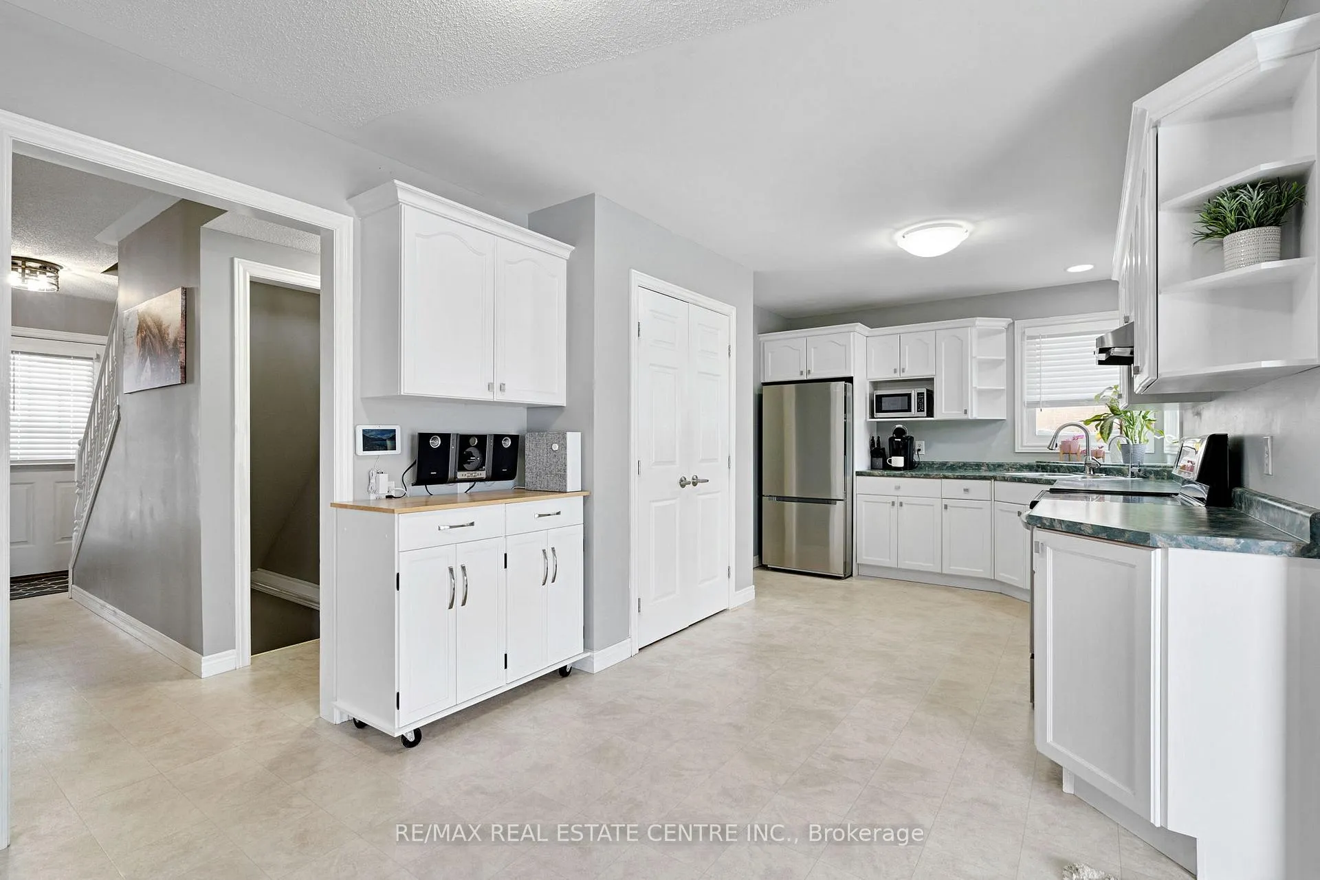 Photo 8 of 16 Falconridge Court, St. Thomas — HOMEH