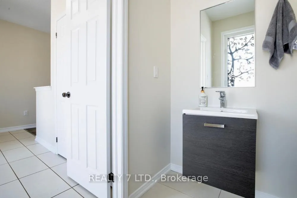 Photo 5 of 8541 Sweet Chestnut Drive, Niagara Falls, Brown — HOMEH