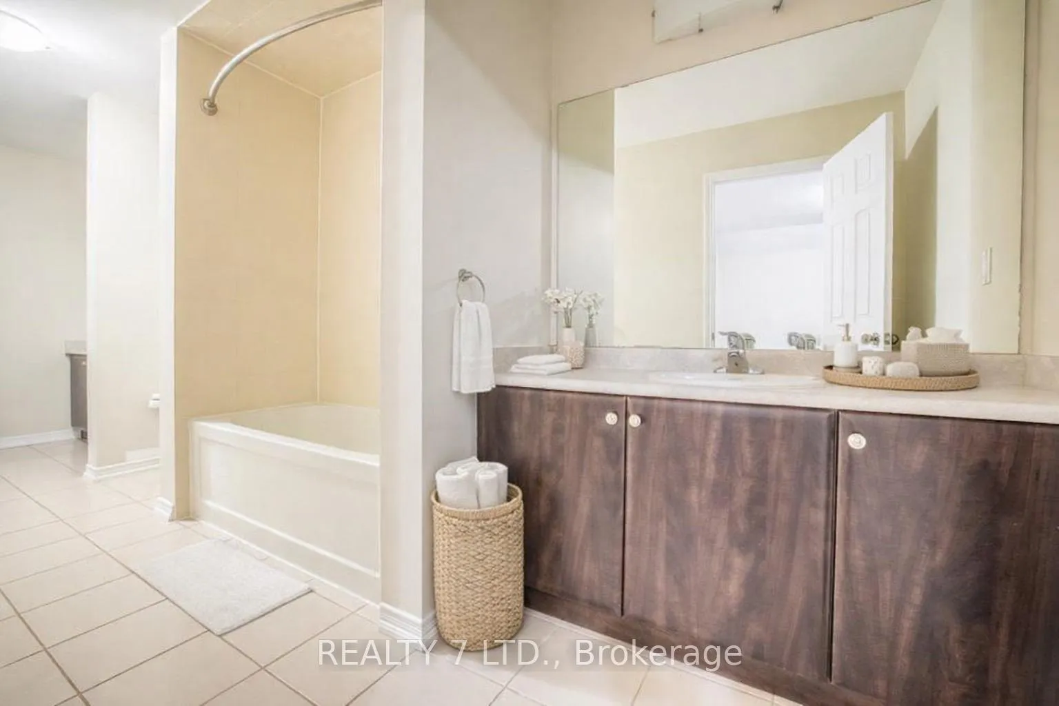 Photo 18 of 8541 Sweet Chestnut Drive, Niagara Falls, Brown — HOMEH