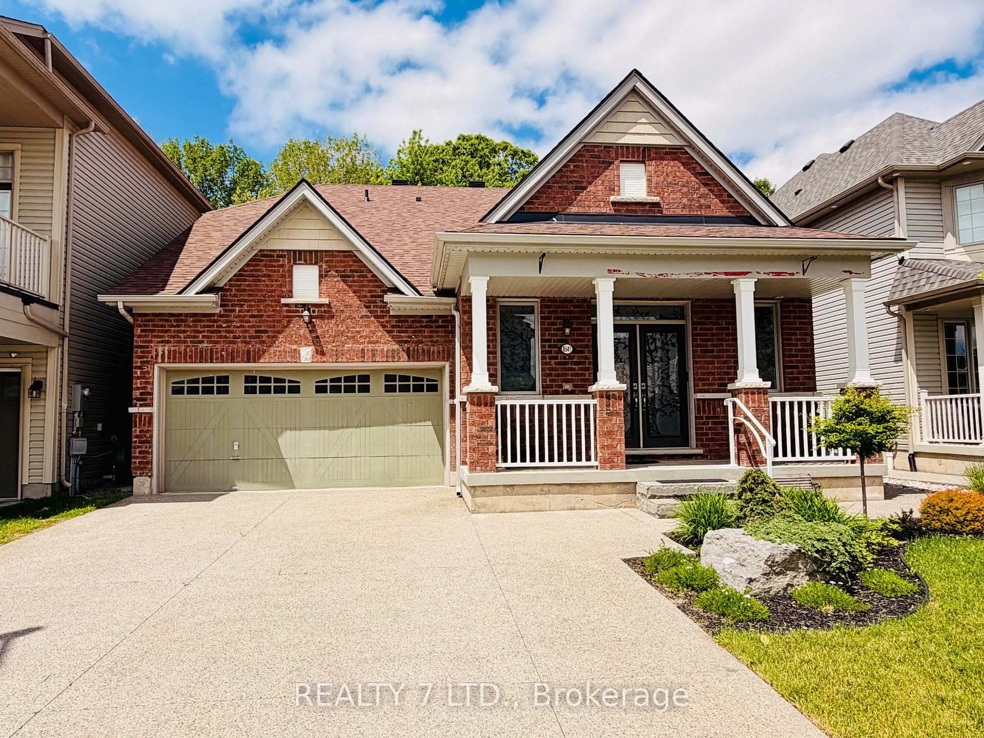 Photo 3 of 8541 Sweet Chestnut Drive, Niagara Falls, Brown — HOMEH