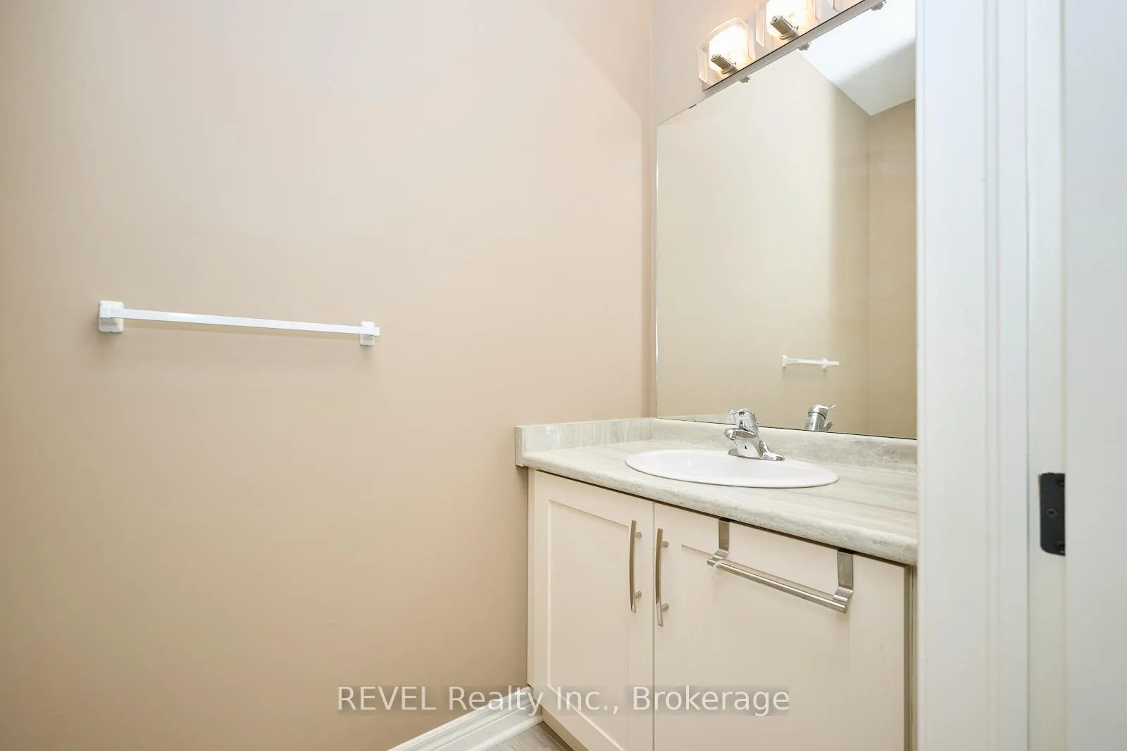 Photo 14 of 8446 Jennifer Crescent, Niagara Falls, Forestview — HOMEH