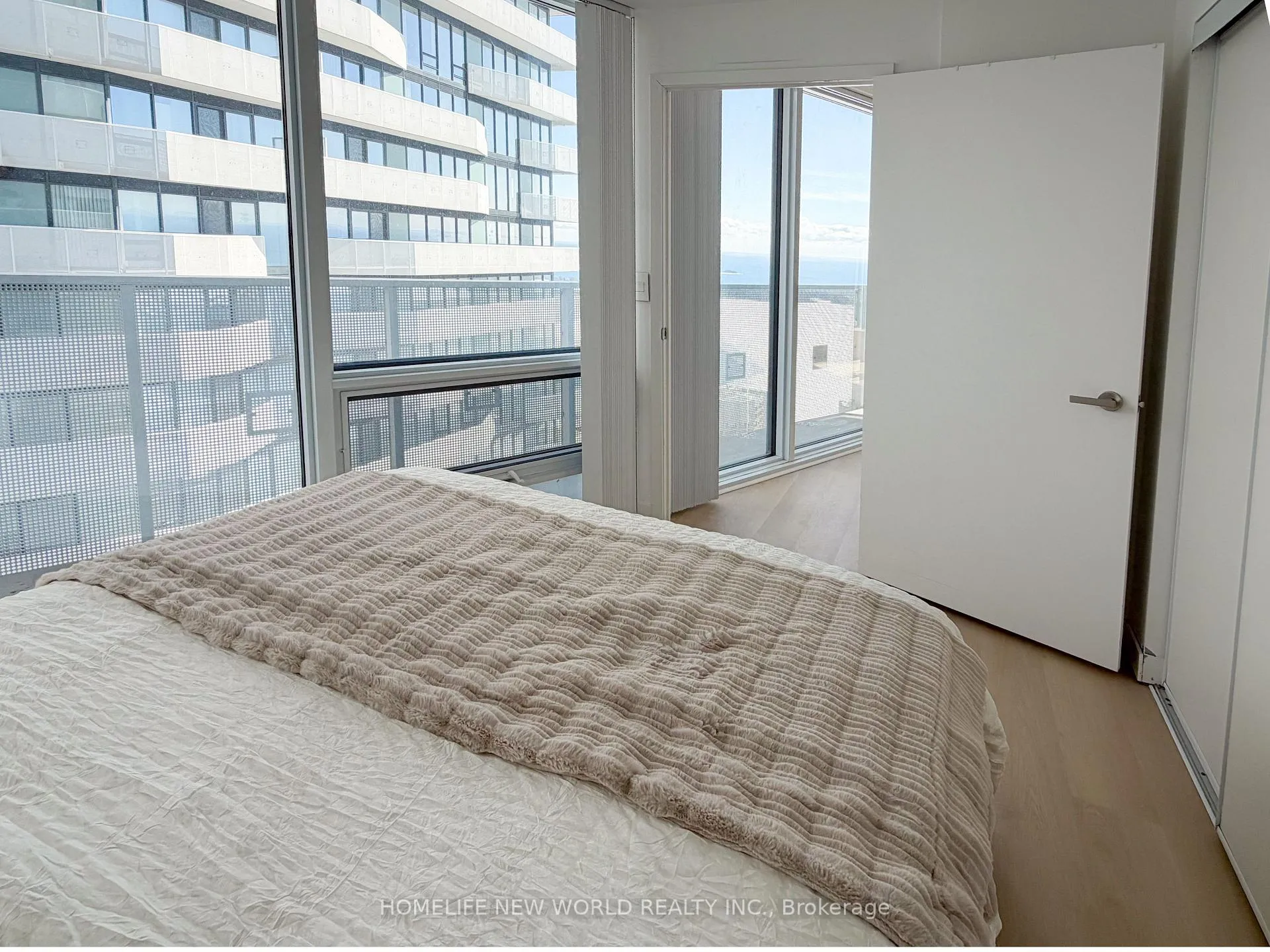 Photo 10 of Unit 5707, 100 Harbour Street, Toronto, Waterfront Communities — HOMEH
