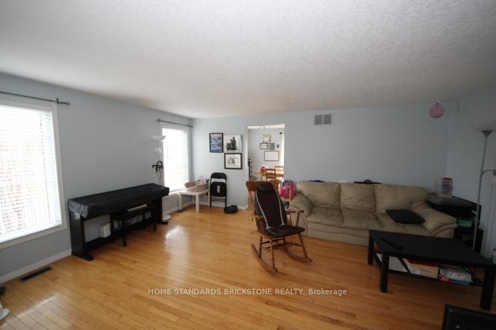 Photo 3 of 119 Max Becker Drive, Kitchener, Larentian West — HOMEH