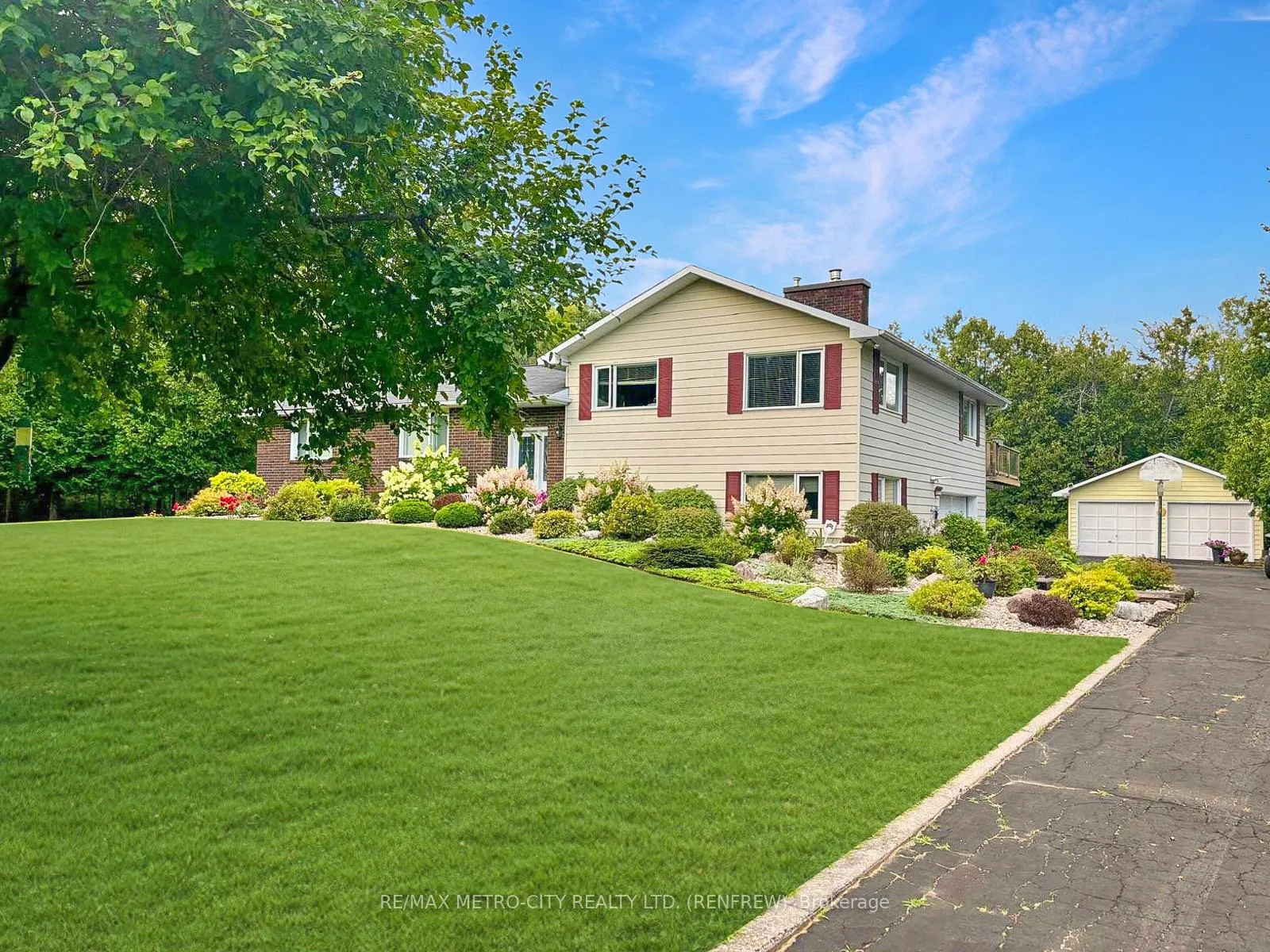 Photo 1 of 128 Burns Drive, McNab/Braeside, Mcnab/Braeside Twps — HOMEH