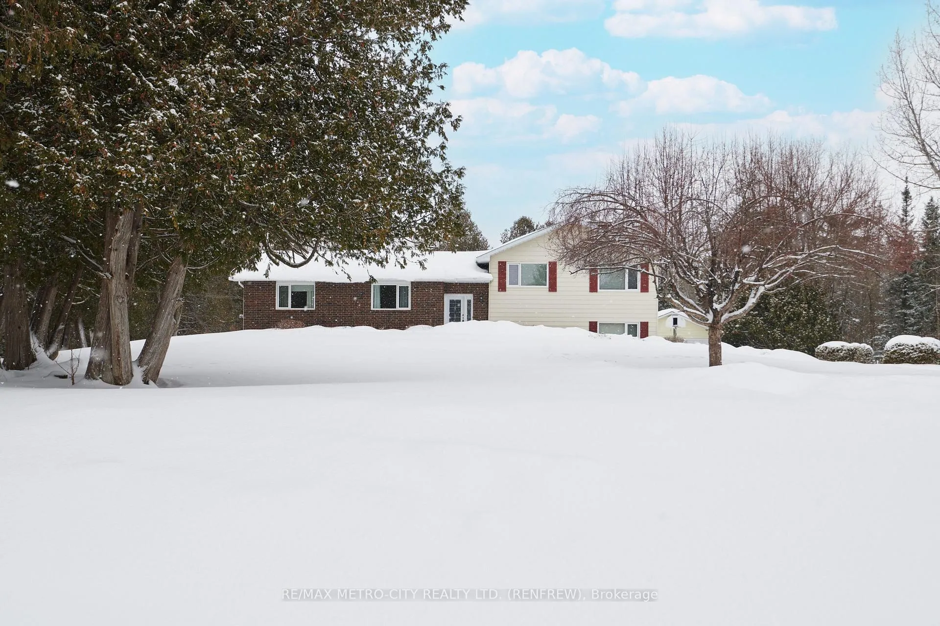 Photo 3 of 128 Burns Drive, McNab/Braeside, Mcnab/Braeside Twps — HOMEH