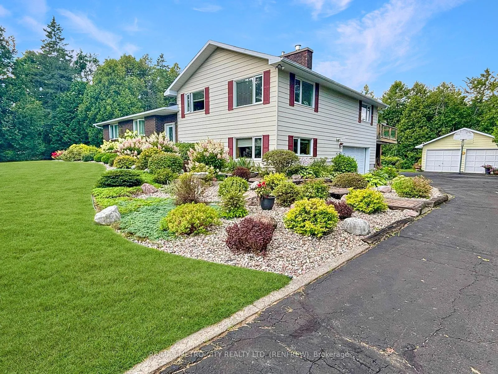 Photo 4 of 128 Burns Drive, McNab/Braeside, Mcnab/Braeside Twps — HOMEH